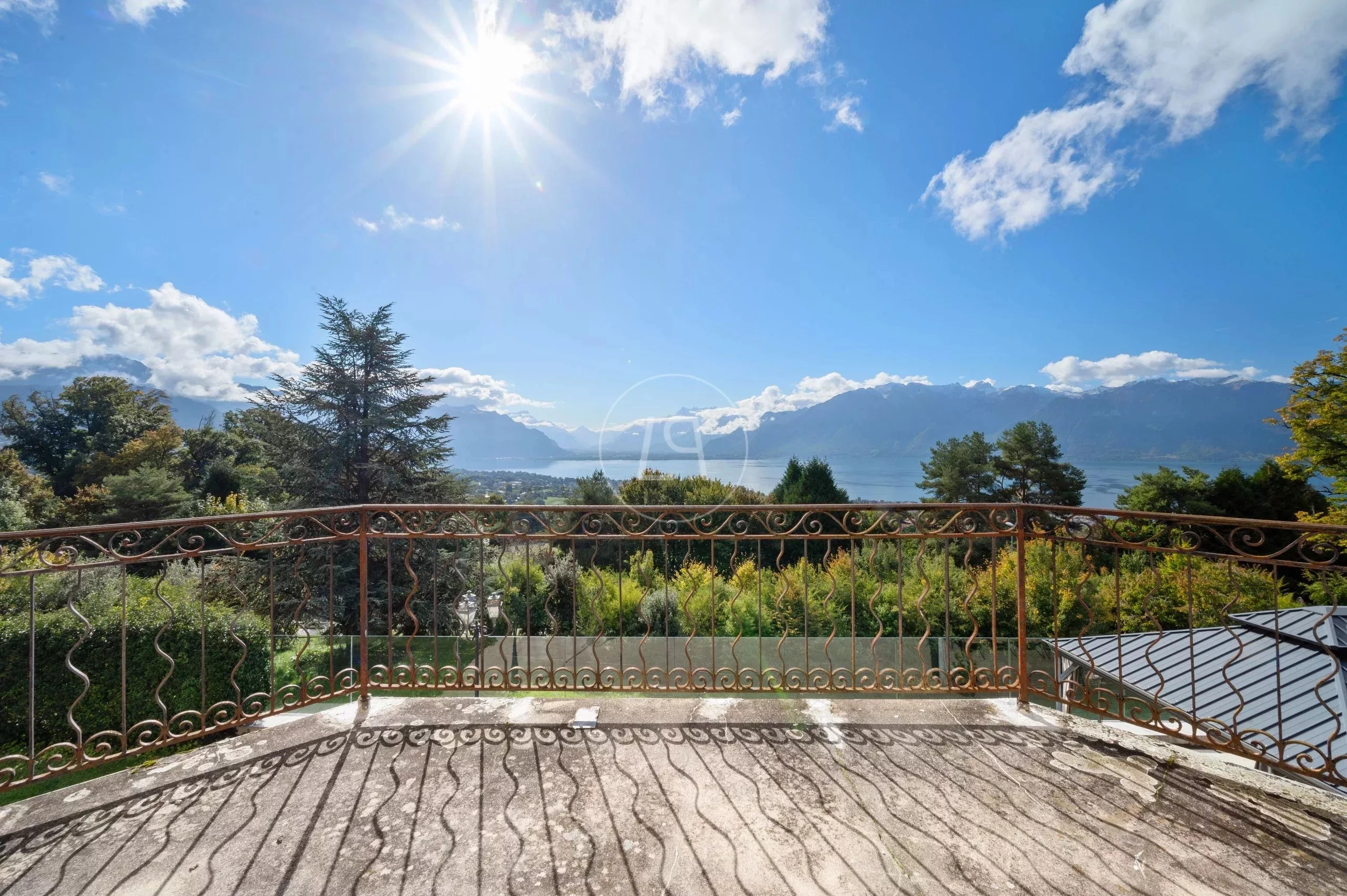 Balkon mit Panorama- und Bergblick