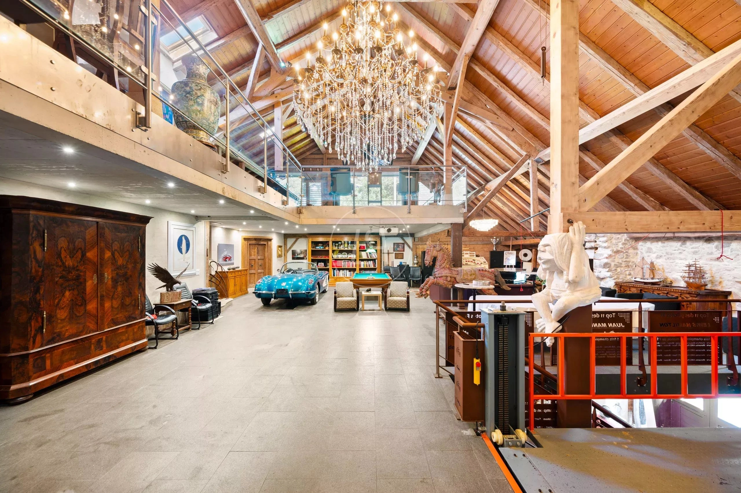 Große Loft-Halle mit Galerie und Dachstuhl