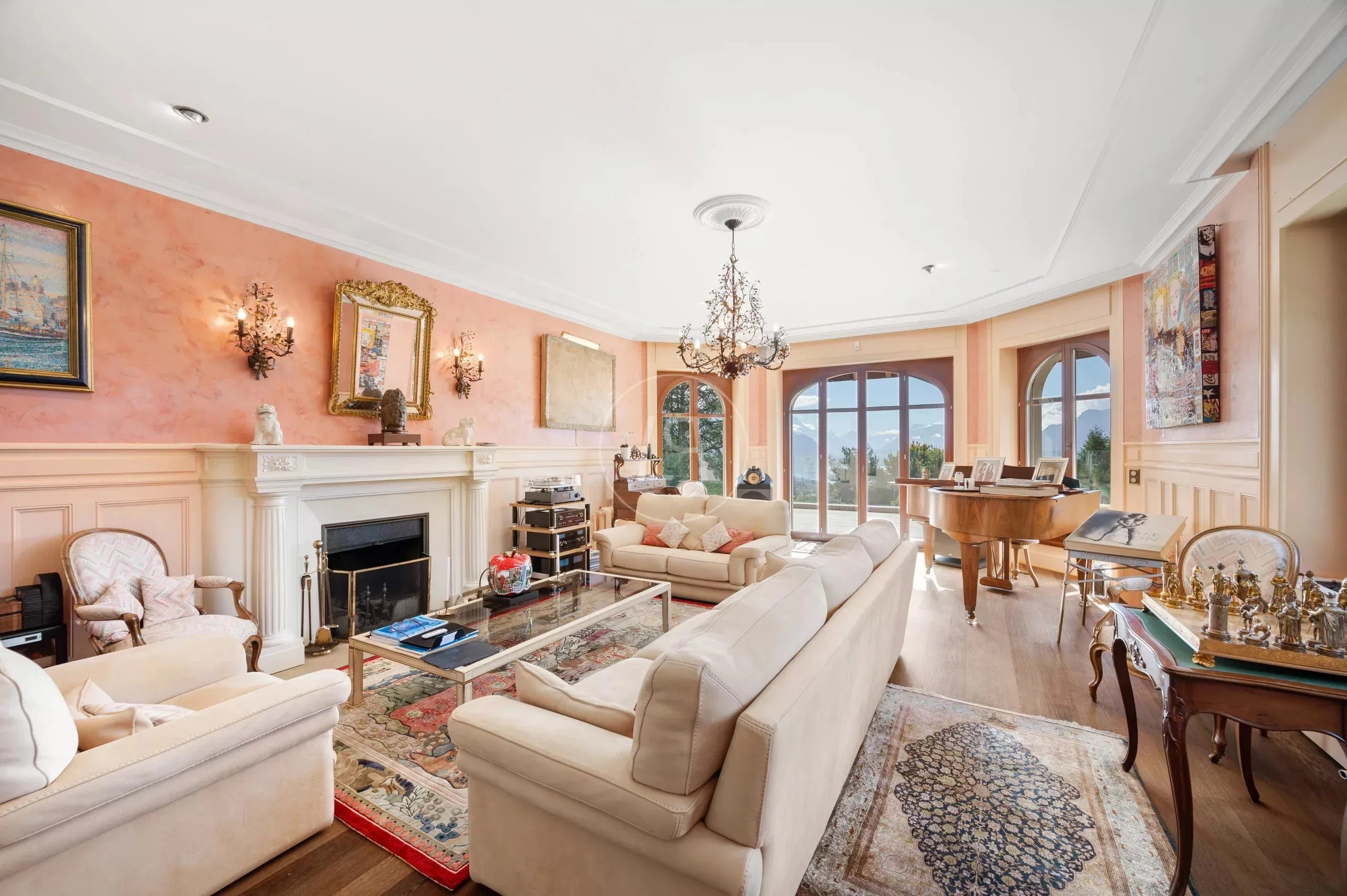 Elegantes Wohnzimmer mit Panoramafenstern