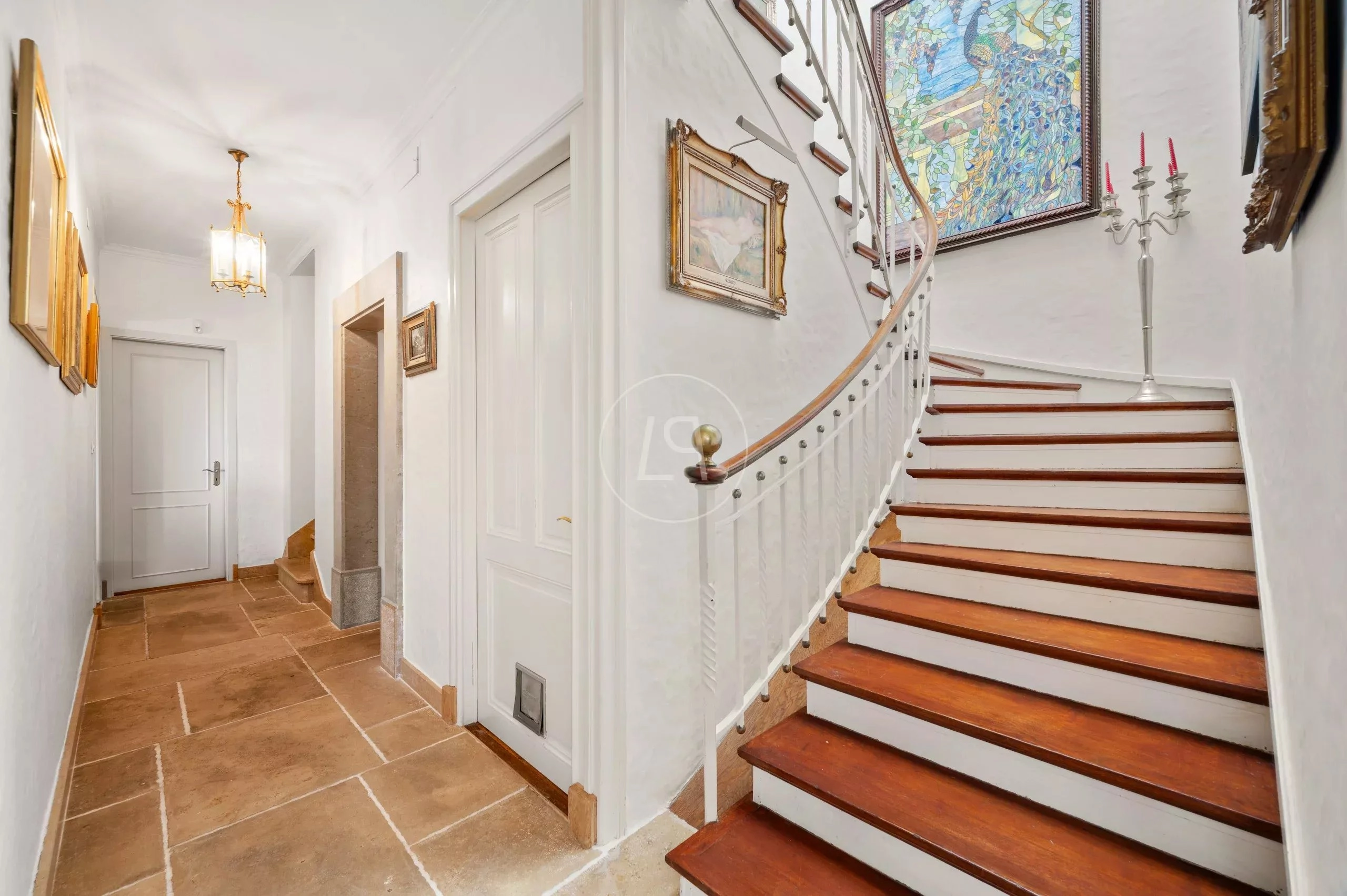 Heller Flur mit Treppe