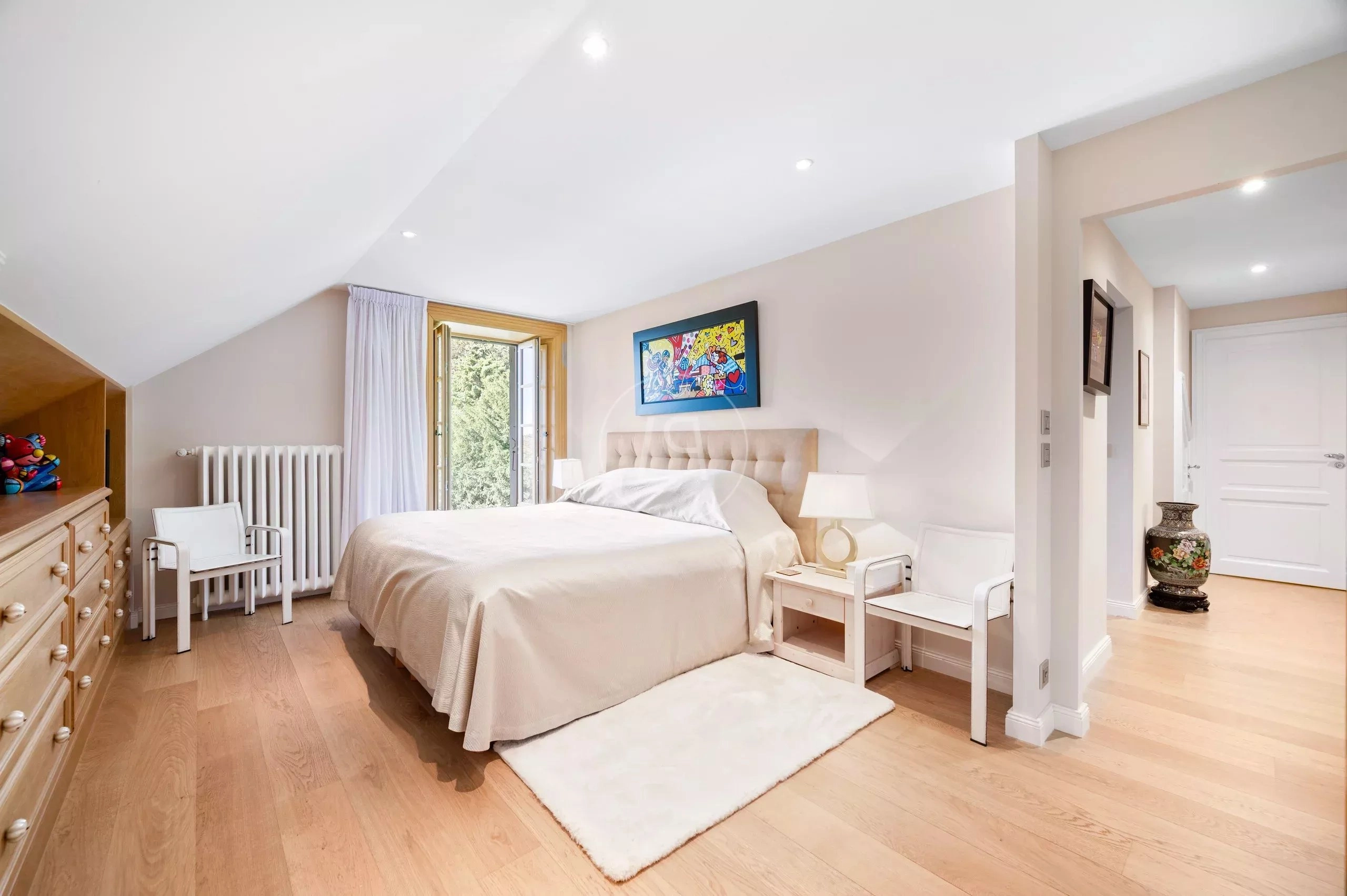 Helles Schlafzimmer mit Dachschrägen