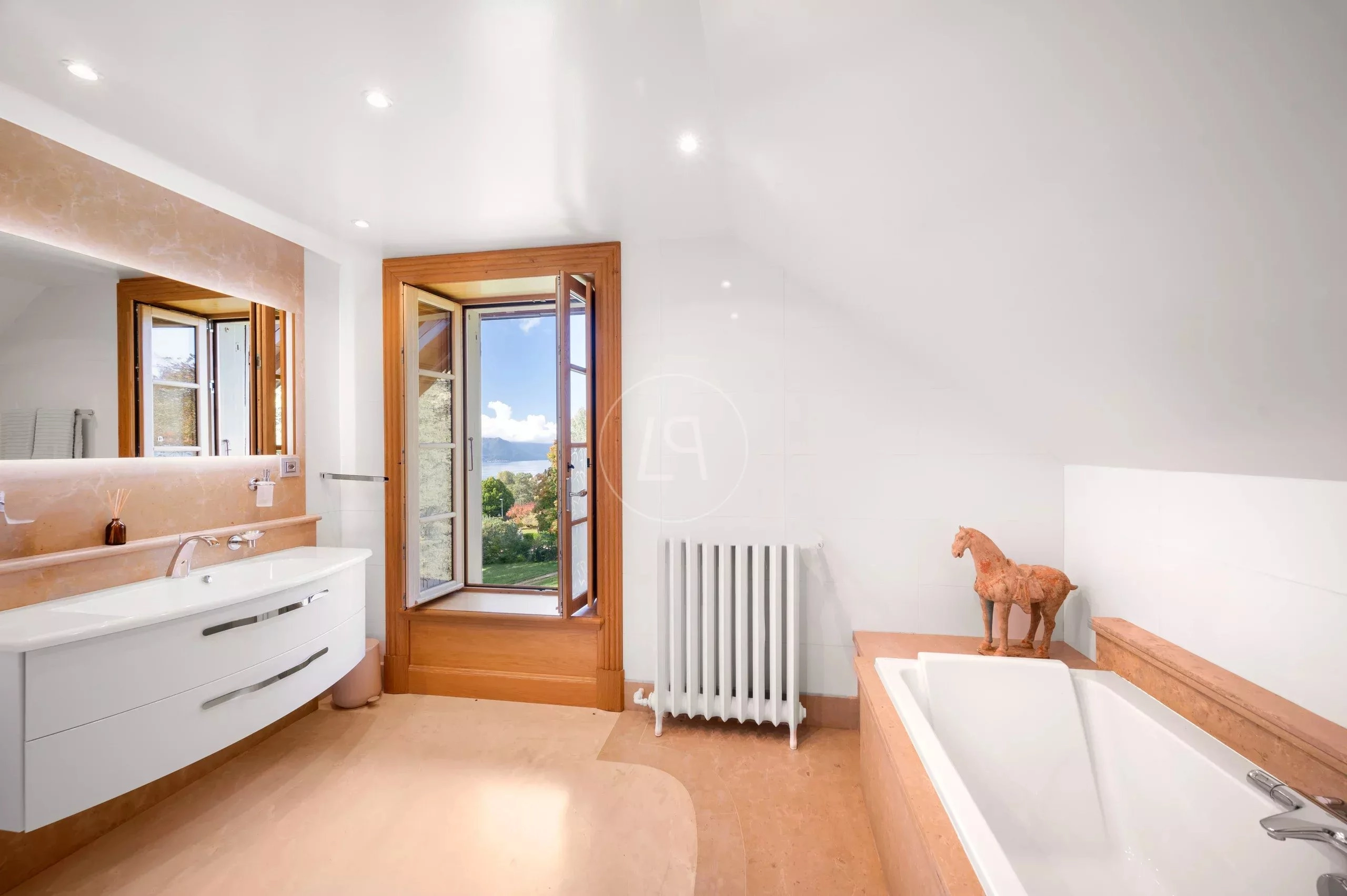 Helles Badezimmer mit Badewanne und Fensterblick