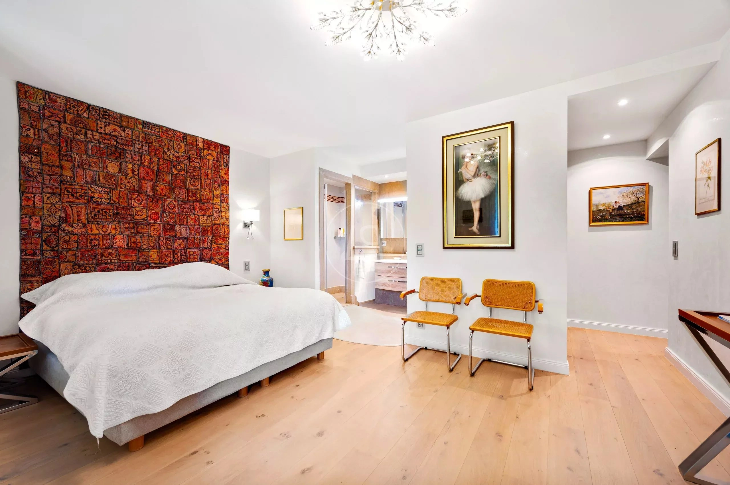 Modernes Schlafzimmer mit offener Sicht ins Bad