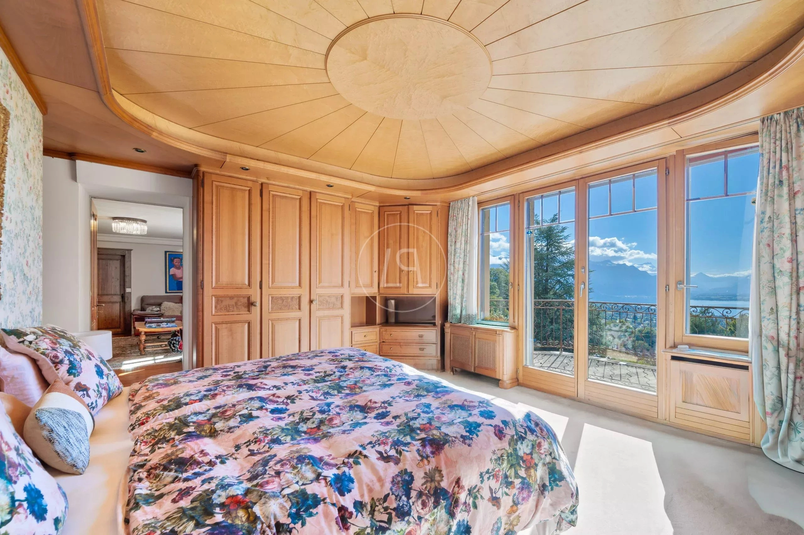 Schlafzimmer mit Seeblick und Einbauschränken