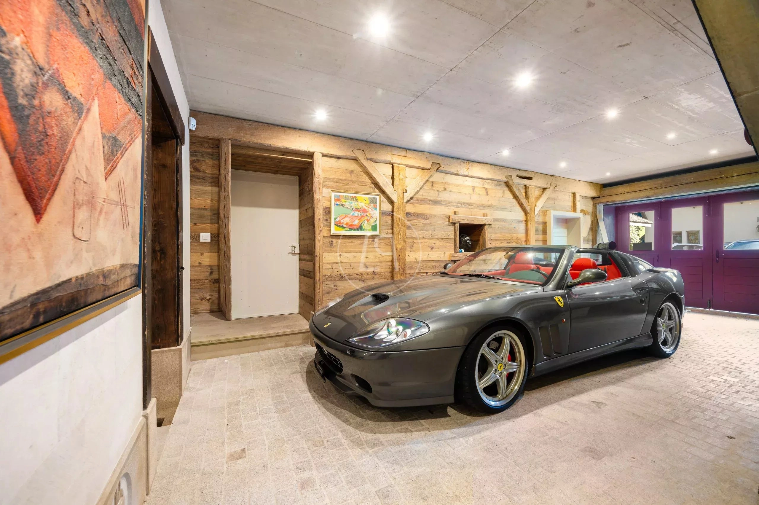 Luxuriöse Garage mit Sportwagen