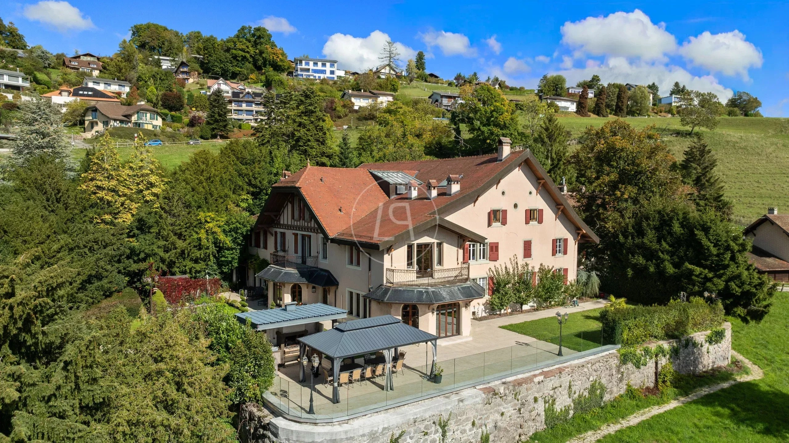 Luftaufnahme eines repräsentativen Landhauses mit Garten und Terrassenbereich