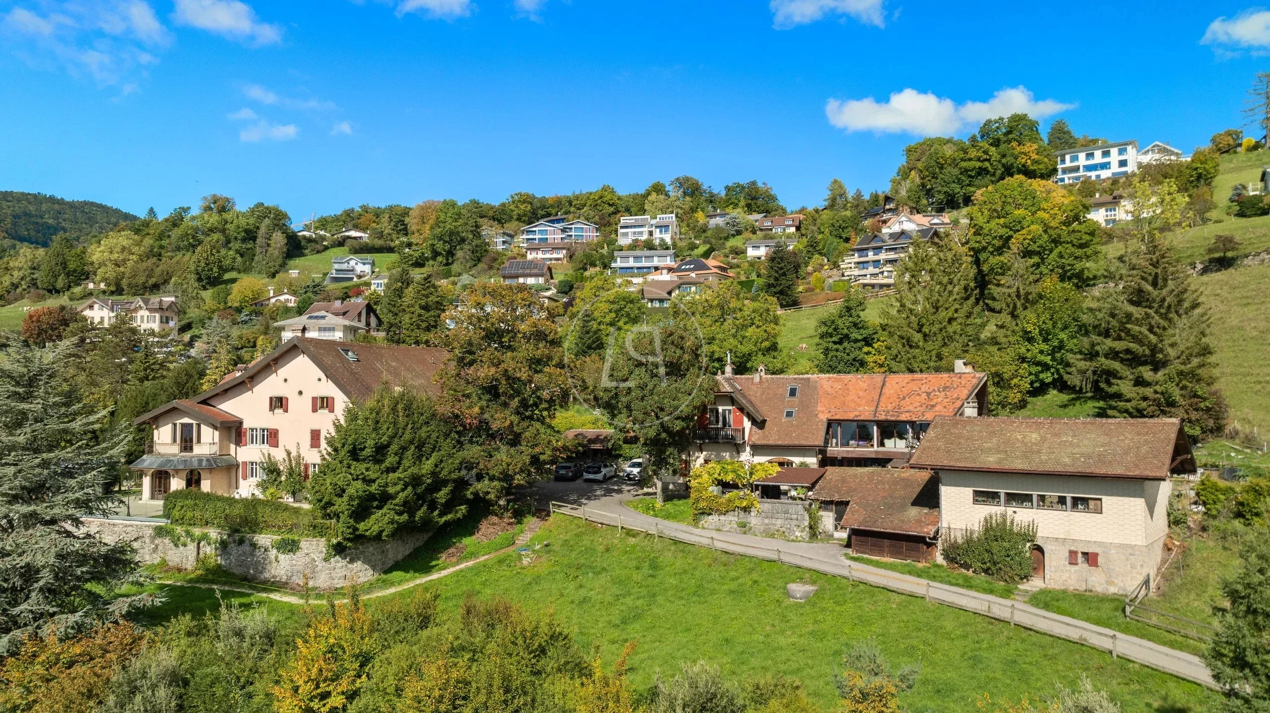 Hügeliges Wohngebiet mit viel Grün