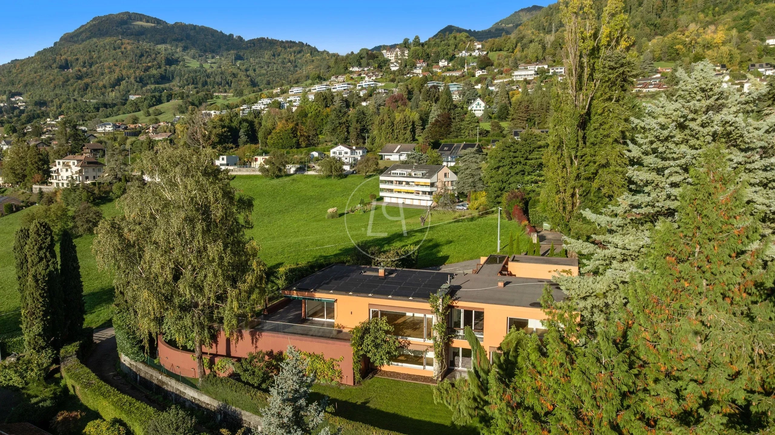 Außenansicht eines Hauses mit Bergblick
