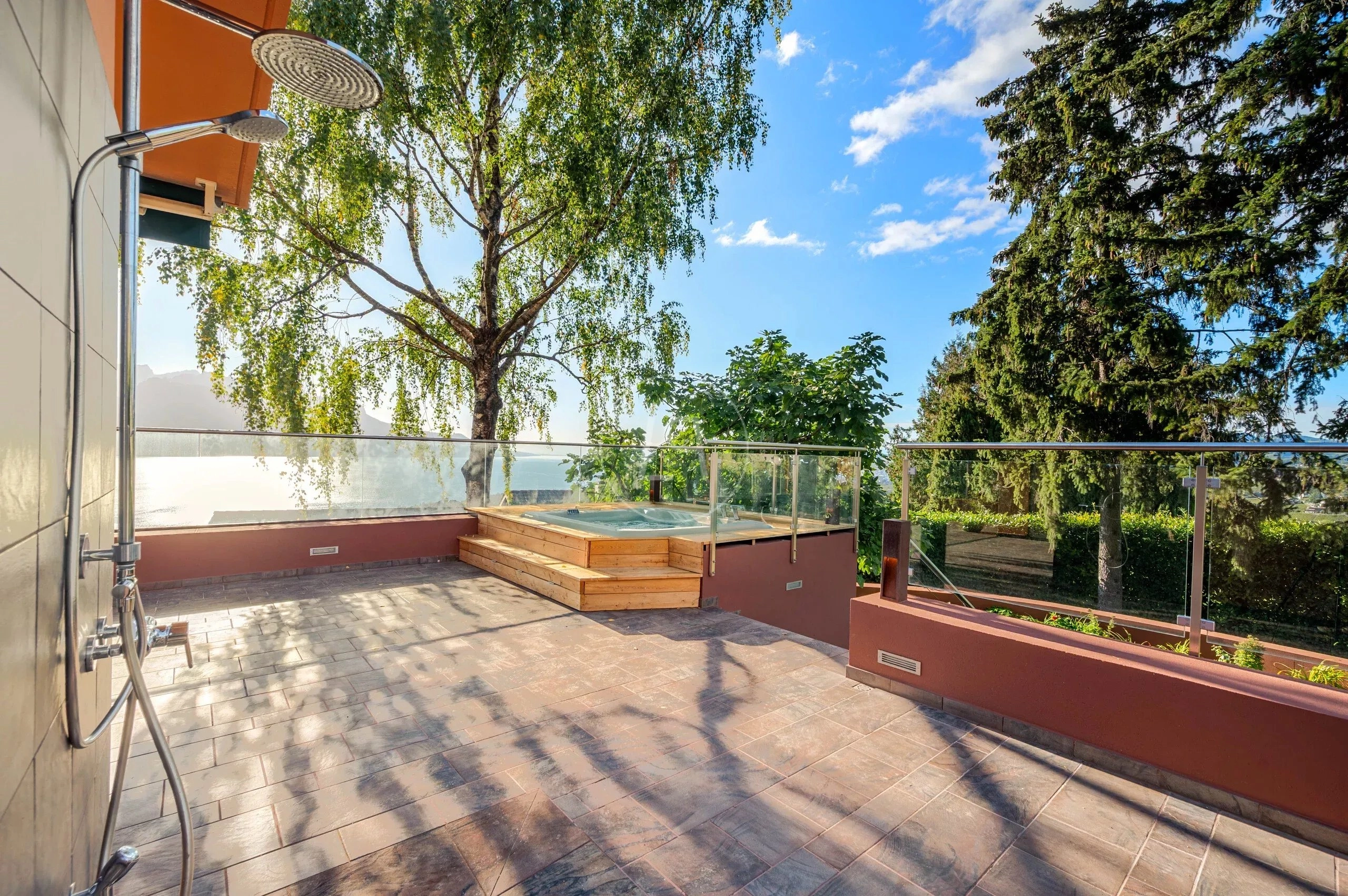 Terrasse mit Whirlpool und Glasgeländer