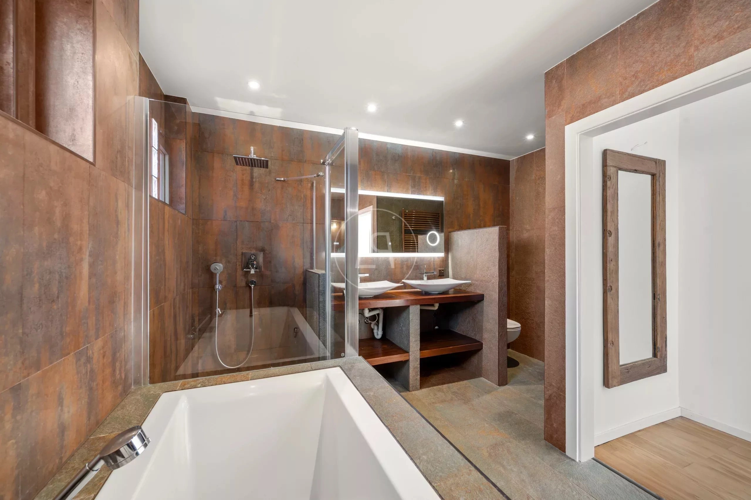 Modernes Badezimmer mit freistehender Wanne und offener Dusche