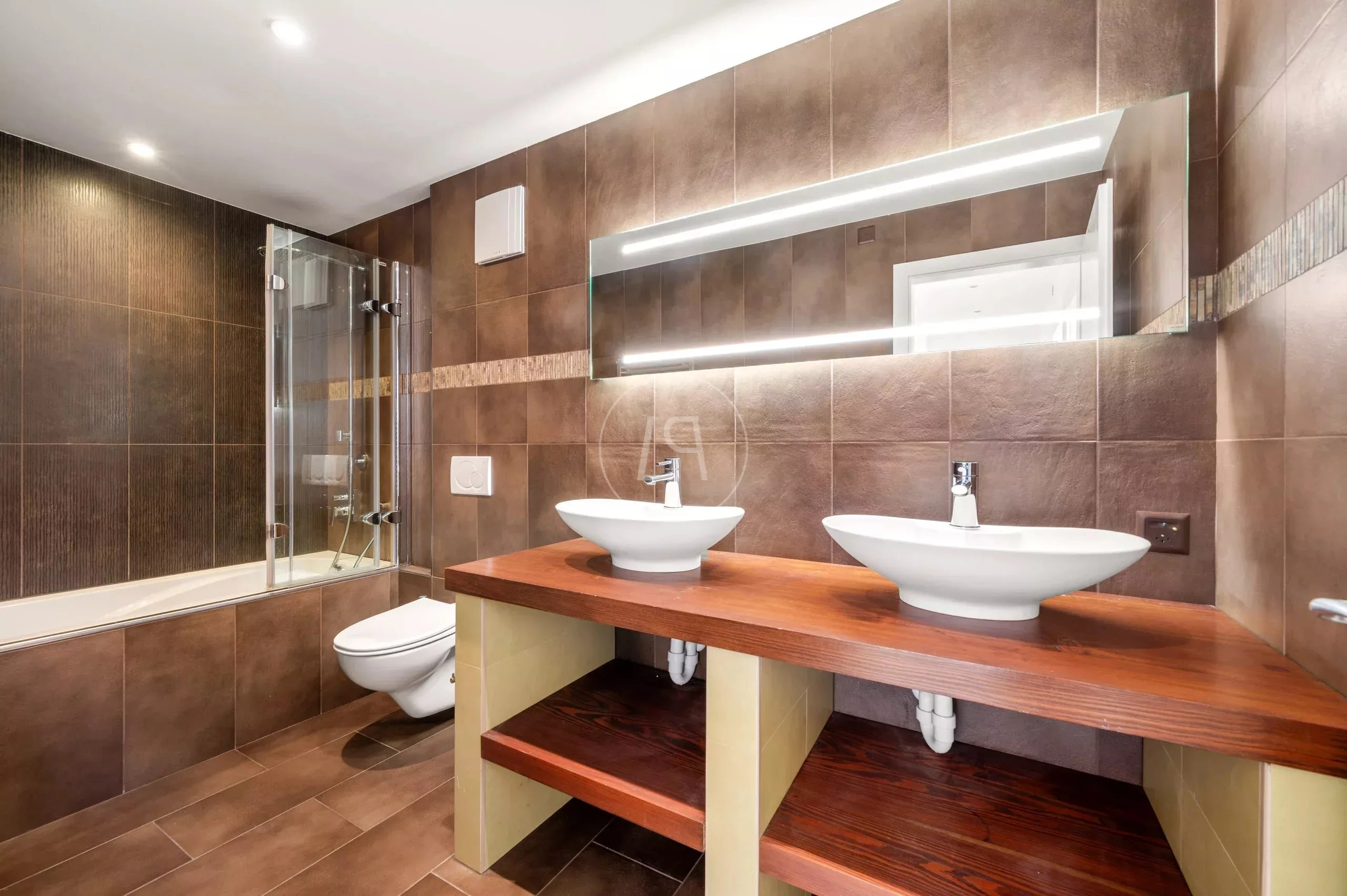 Modernes Badezimmer mit Doppelwaschtisch