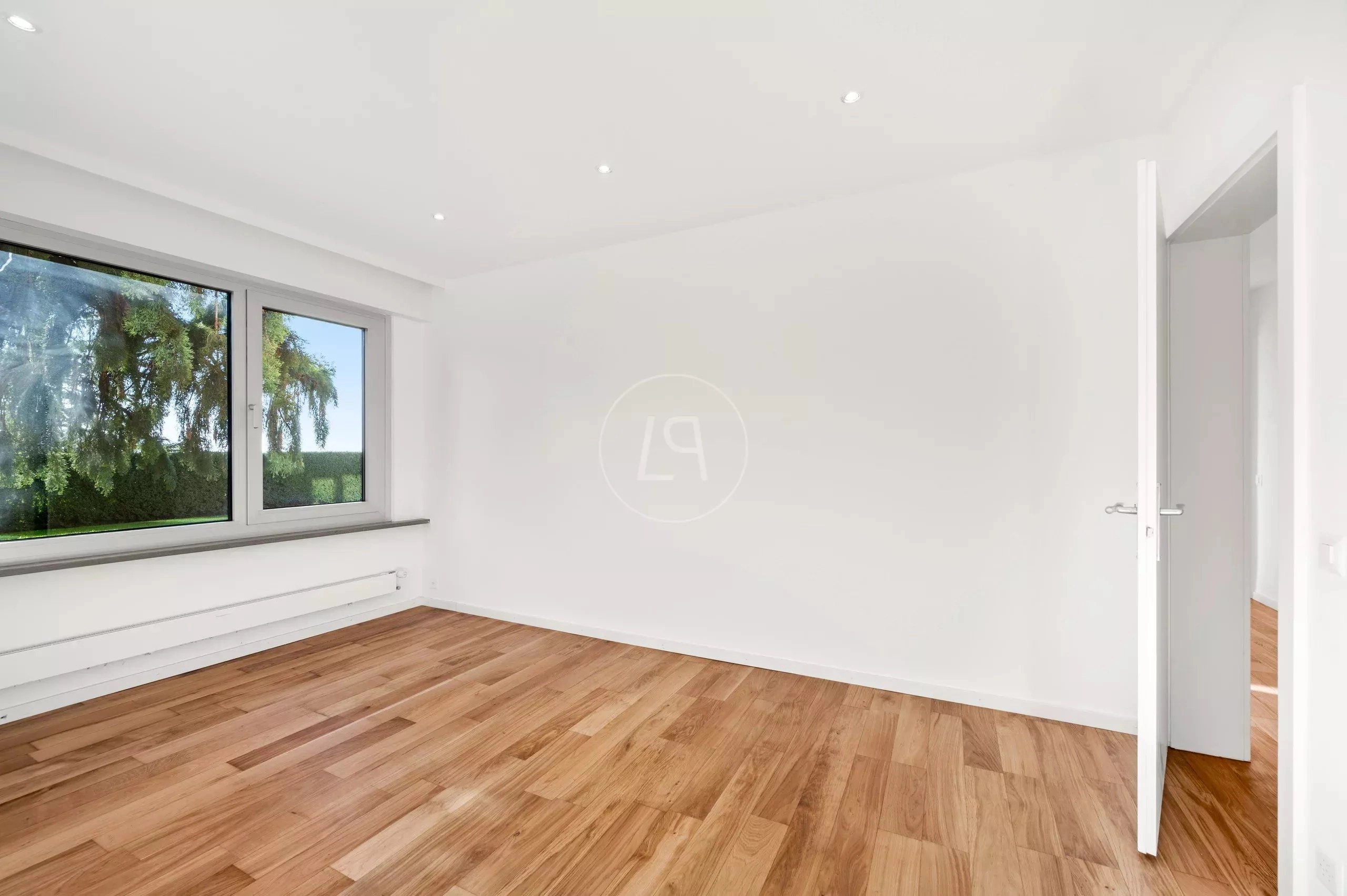 Helles leeres Schlafzimmer mit Parkettboden