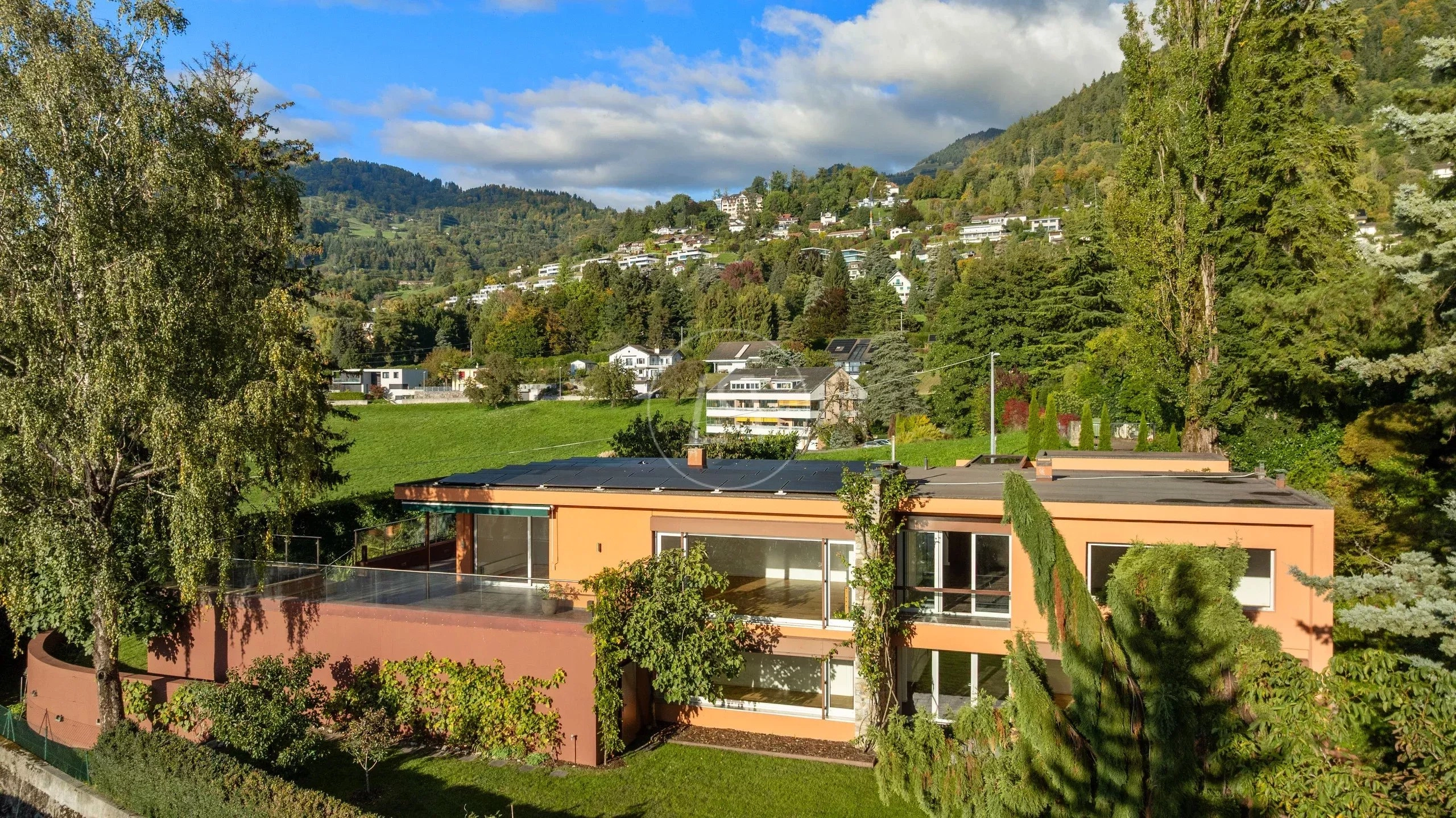 Moderne Villa in grüner Hanglage