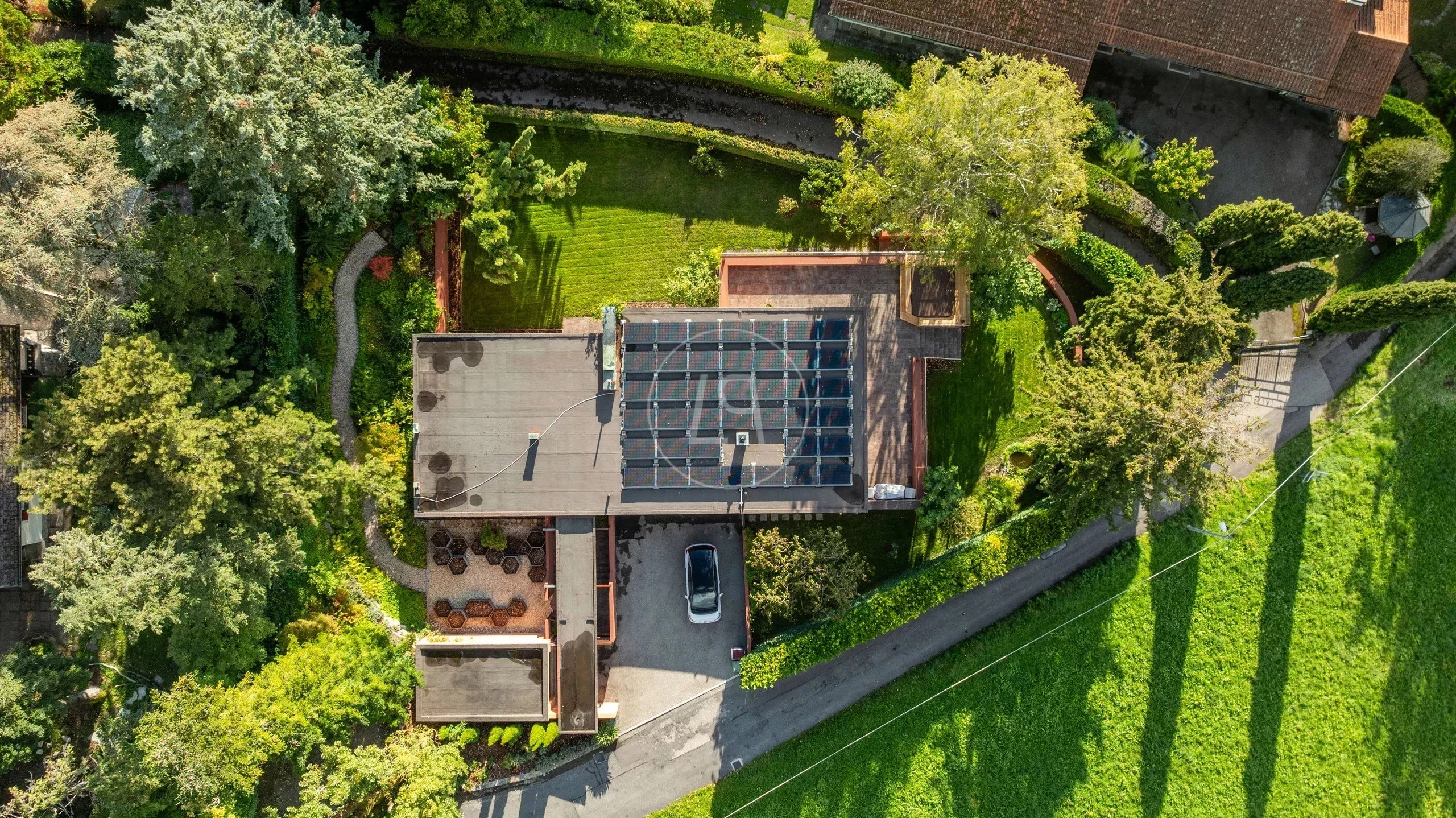 Drohnenaufnahme eines Hauses mit großem Garten