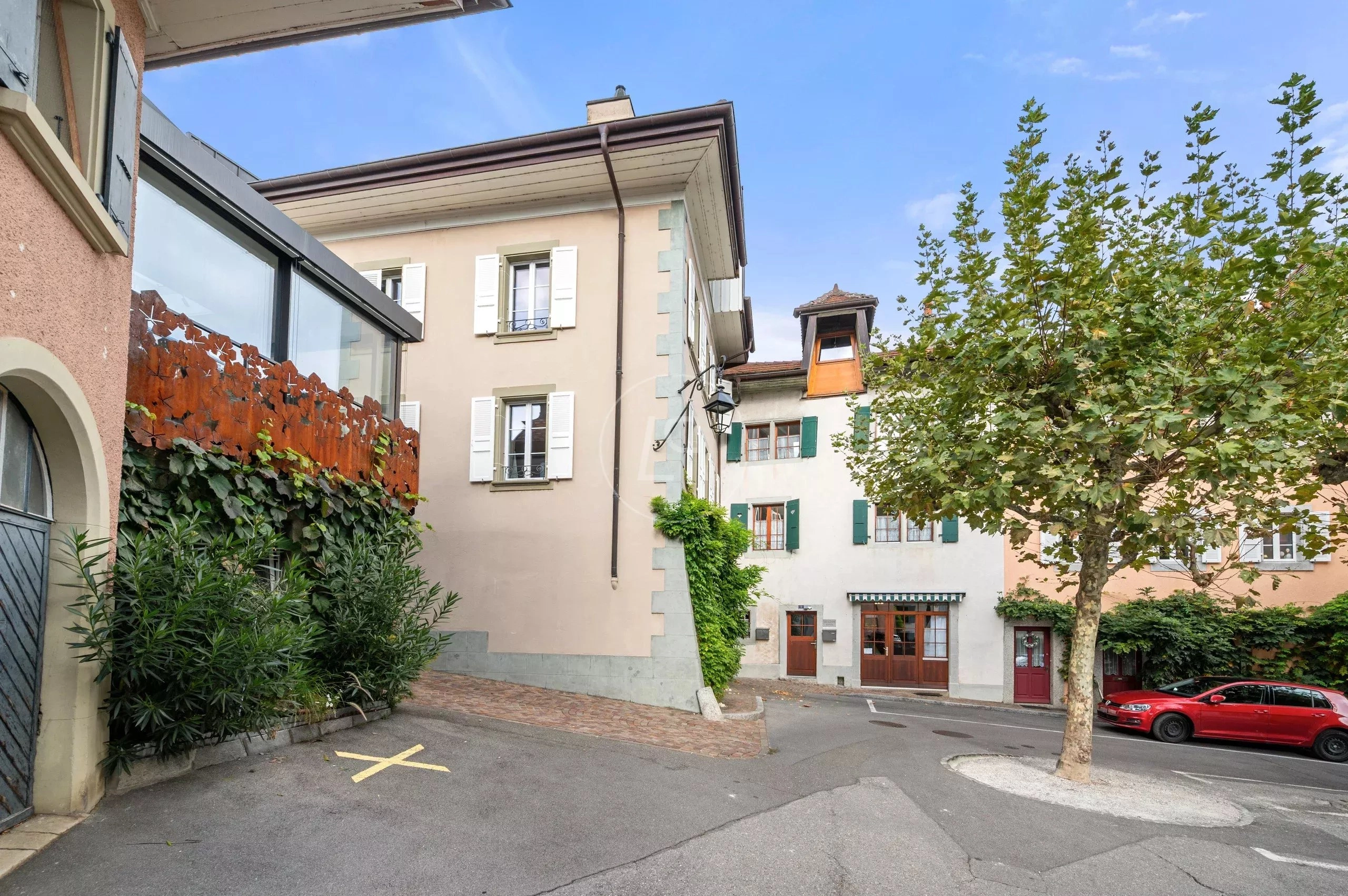 Innenhof mit Wohngebäuden und Straßenansicht
