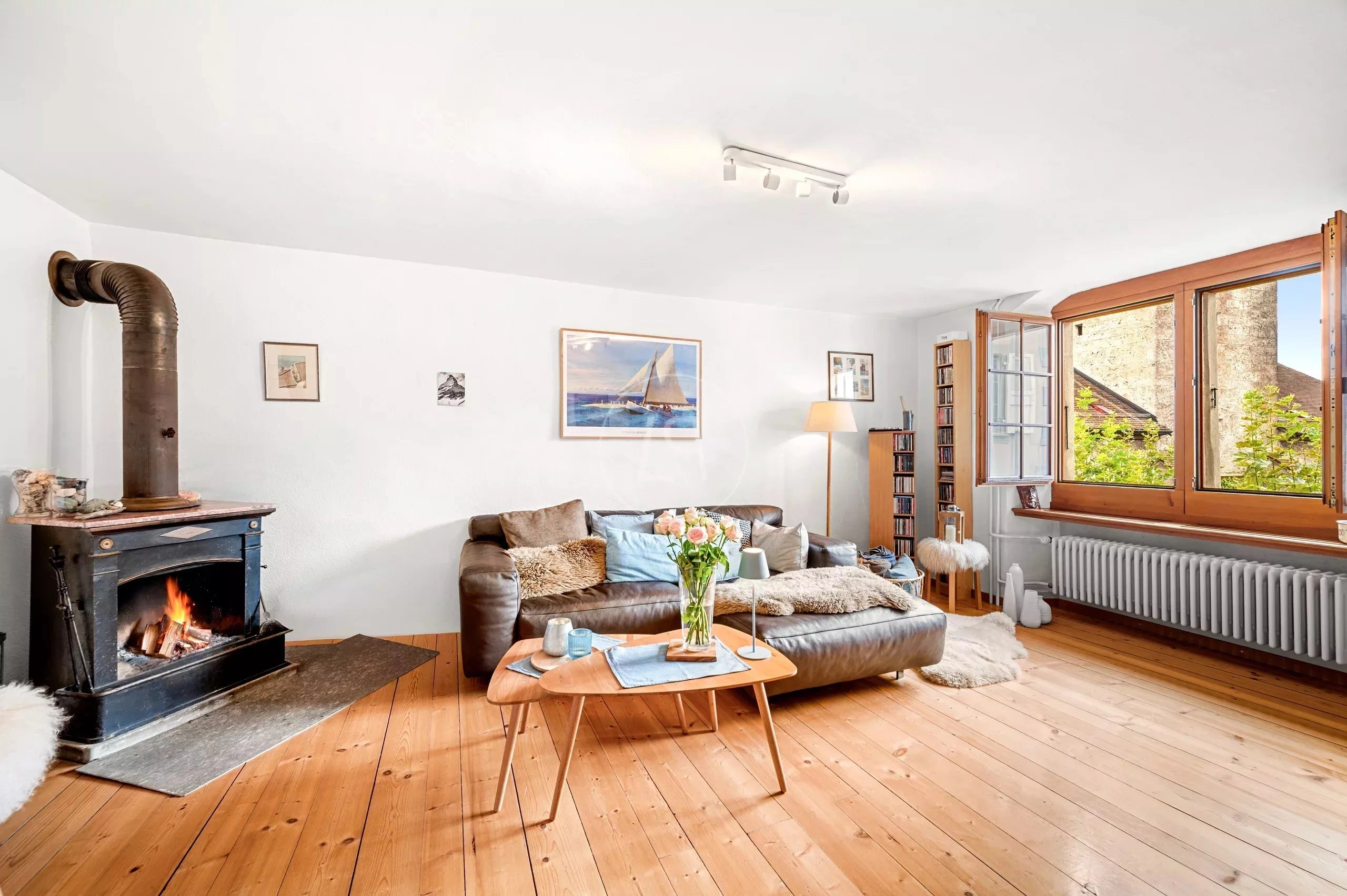 Gemütliches Wohnzimmer mit Kamin und Holzboden
