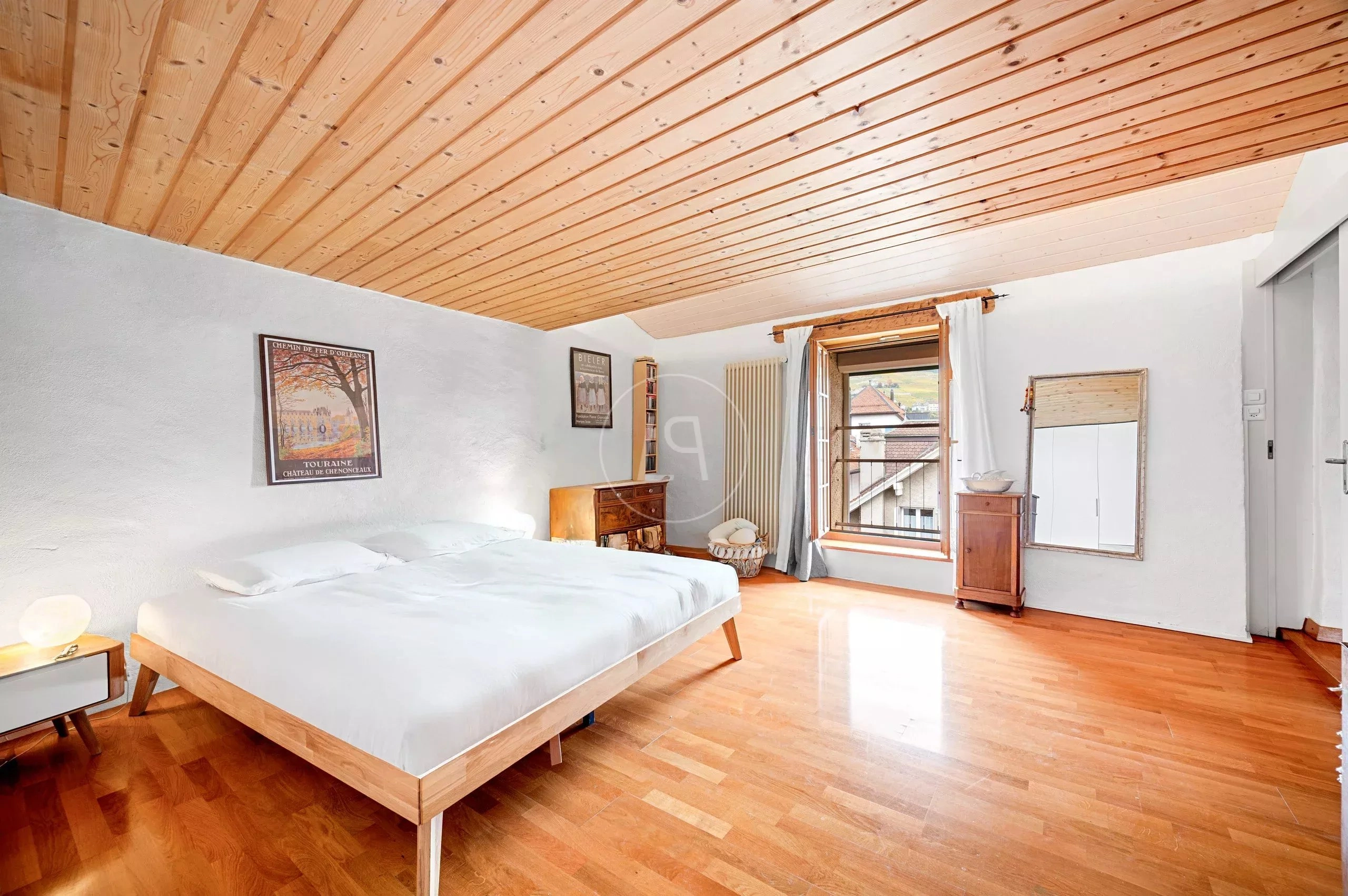 Helles Schlafzimmer mit Holzbalkendecke