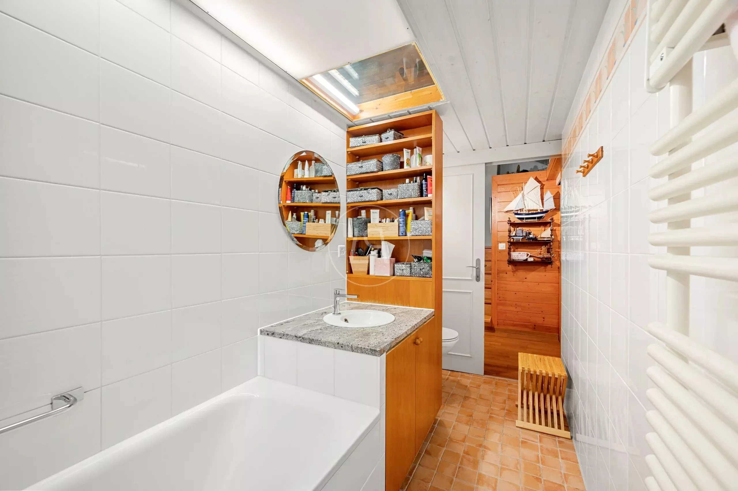 Helles Bad mit Badewanne und Waschplatz