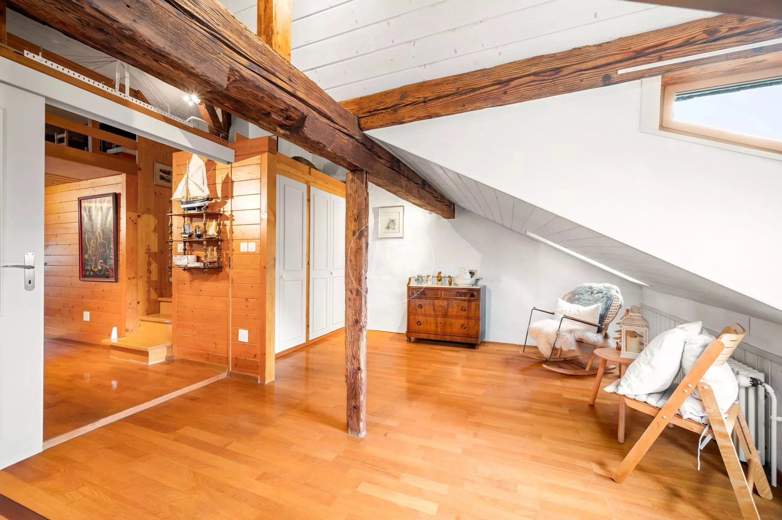 Gemütlicher Dachraum mit sichtbaren Holzbalken