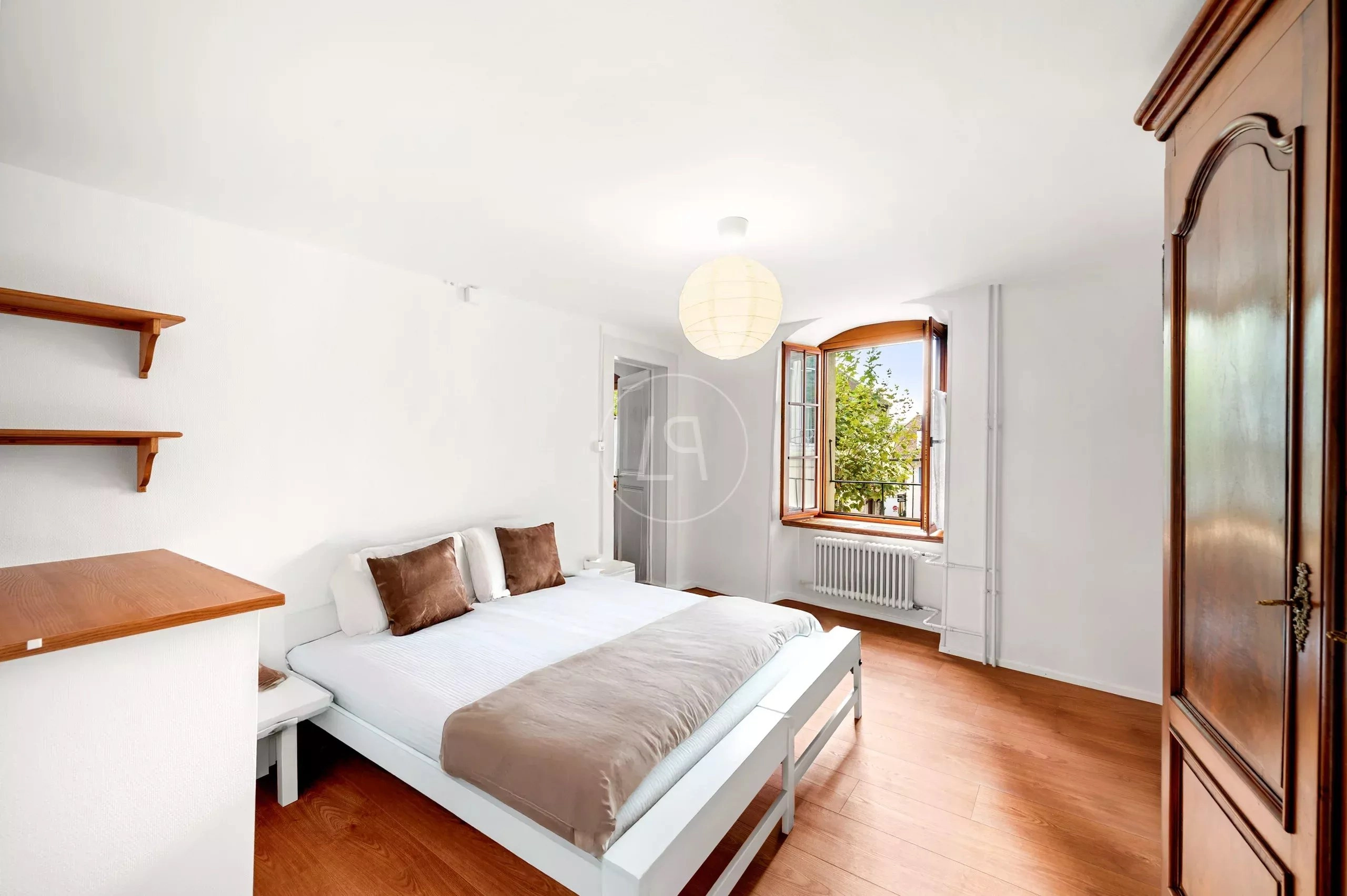 Helles Schlafzimmer mit Holzakzenten