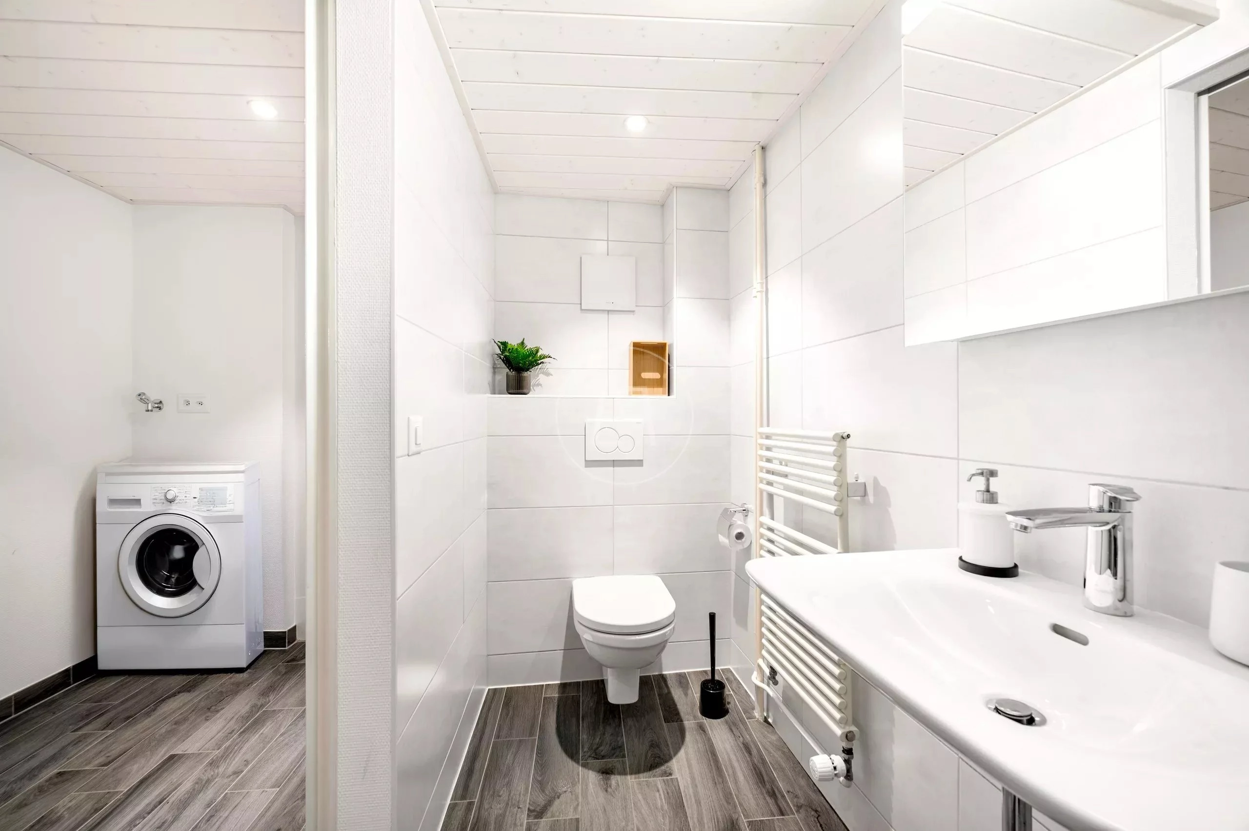 Modernes Gäste-WC mit Nebenraum