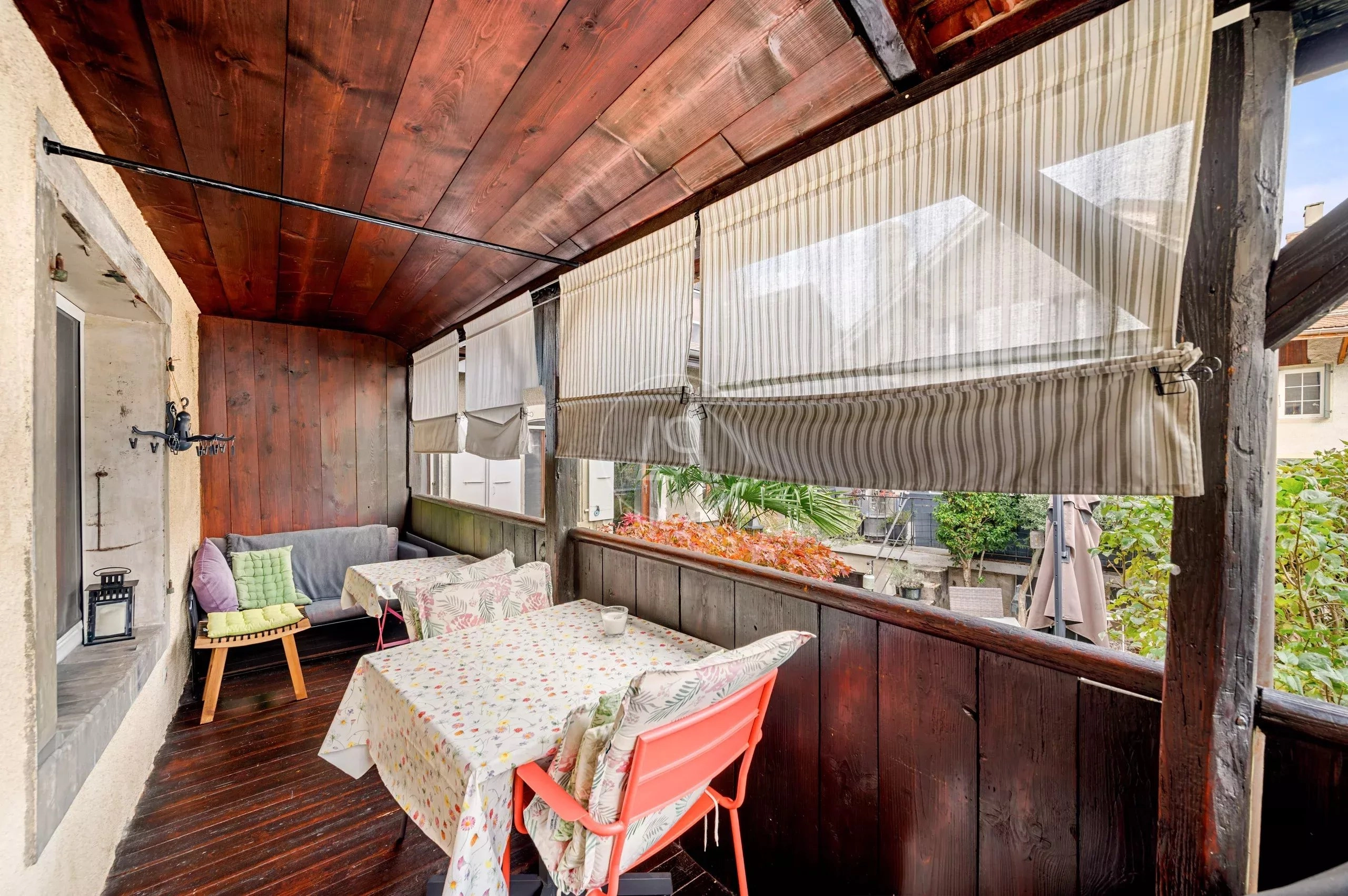 Überdachte Holzterrasse mit Sitzgruppe