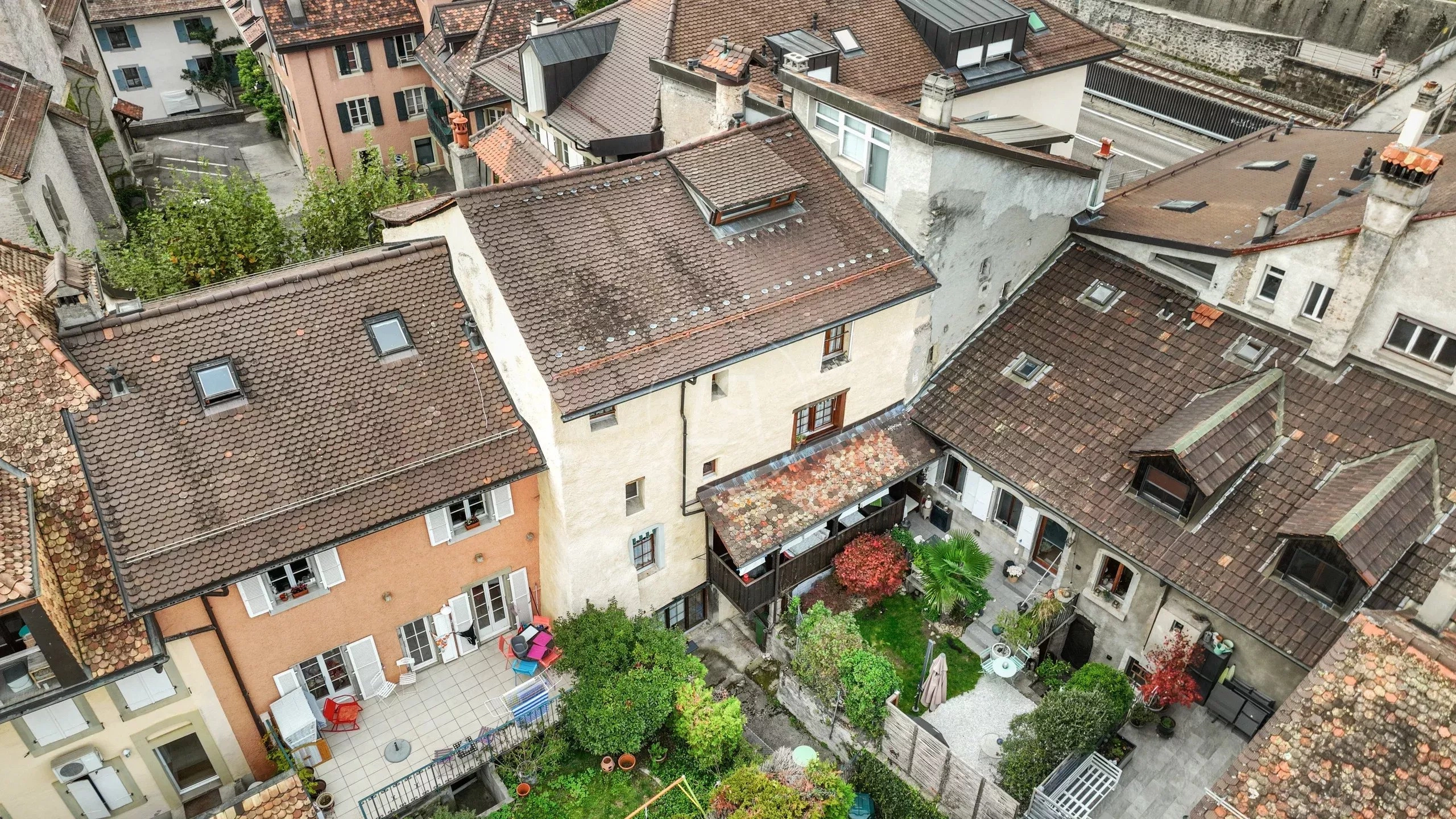 Drohnenblick über dicht bebaute Altstadthäuser mit Innenhöfen