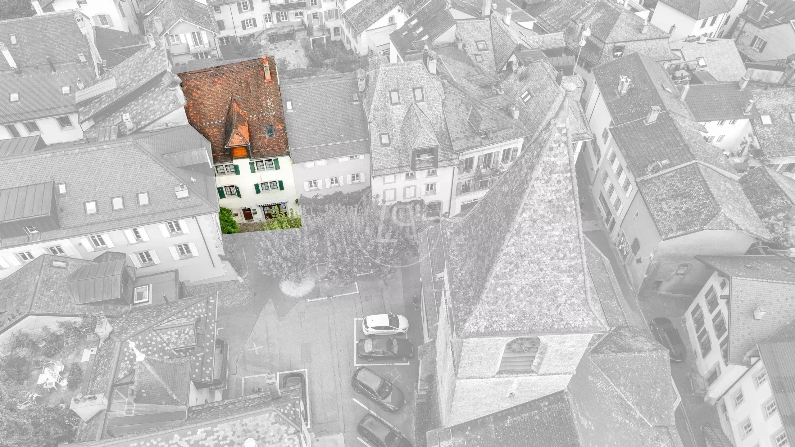 Luftaufnahme eines historischen Stadtquartiers mit hervorgehobenem Gebäude