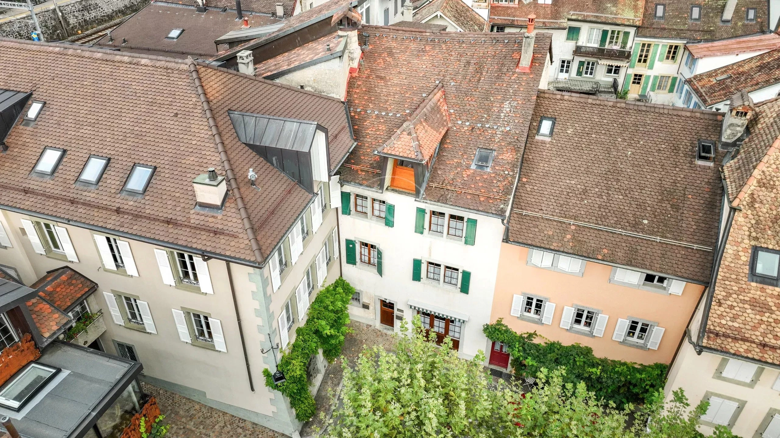 Innenhof mit Altstadtdächern