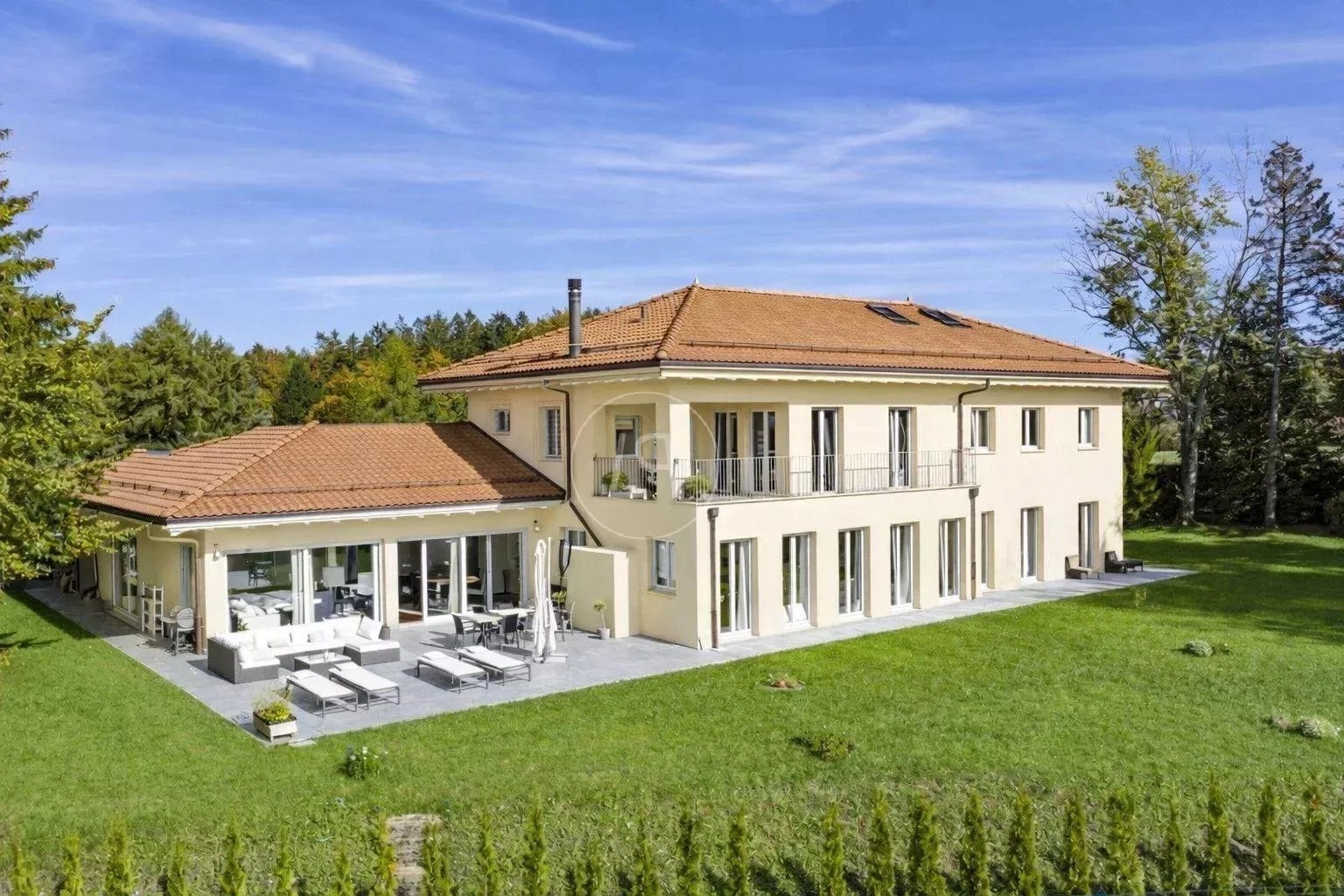 Großes Einfamilienhaus mit Terrasse und Garten