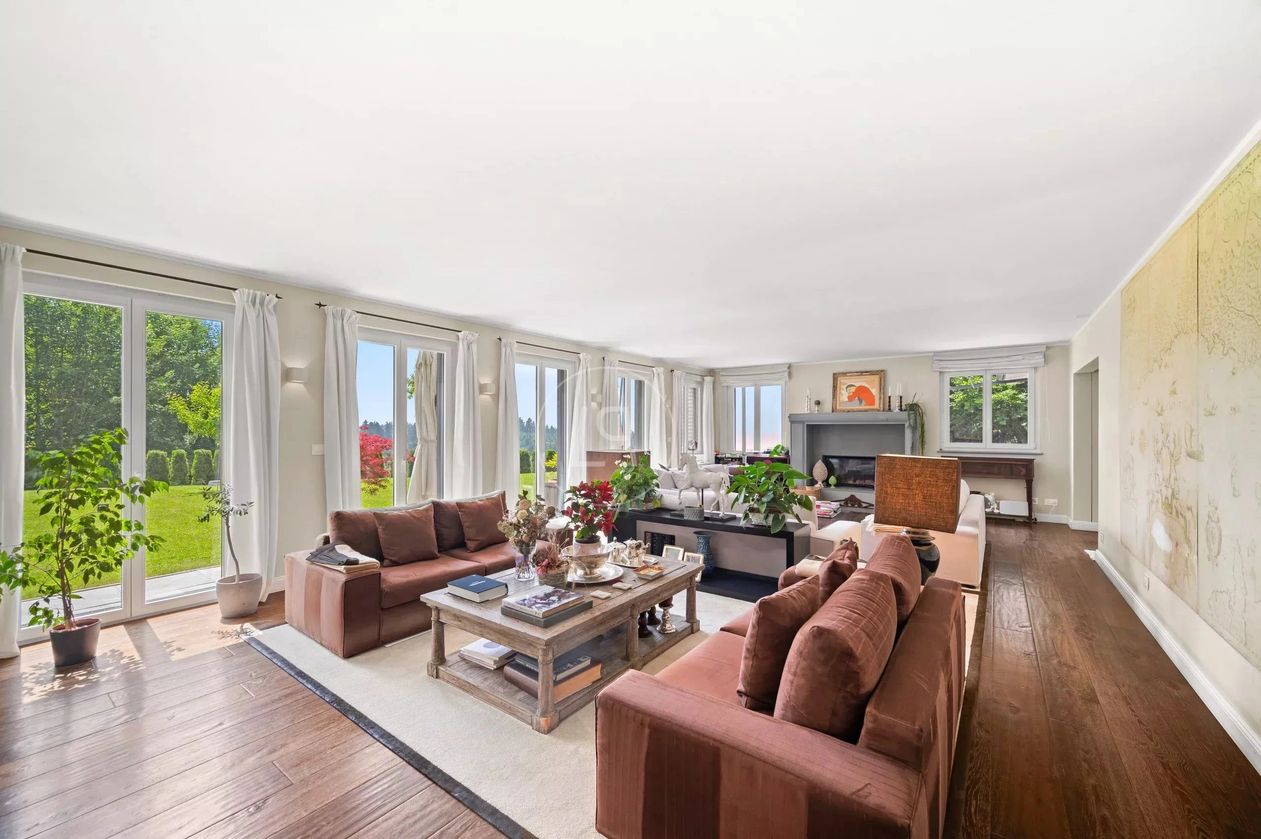 Helles Wohnzimmer mit Gartenblick