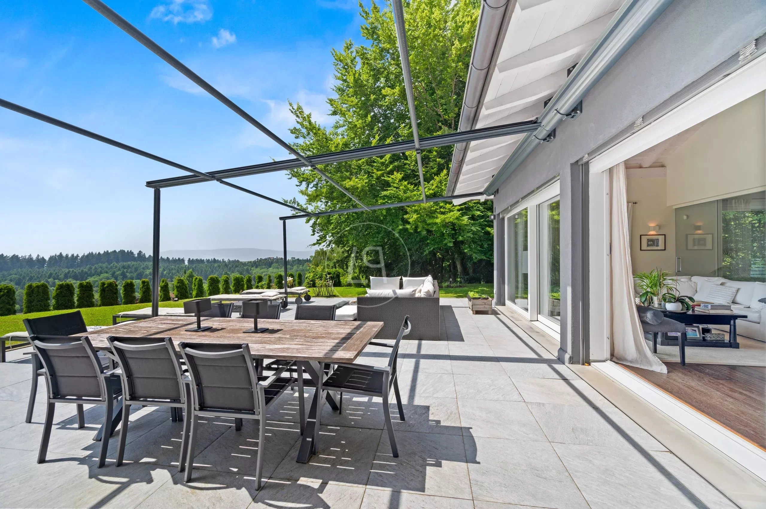 Große Terrasse mit Gartenblick