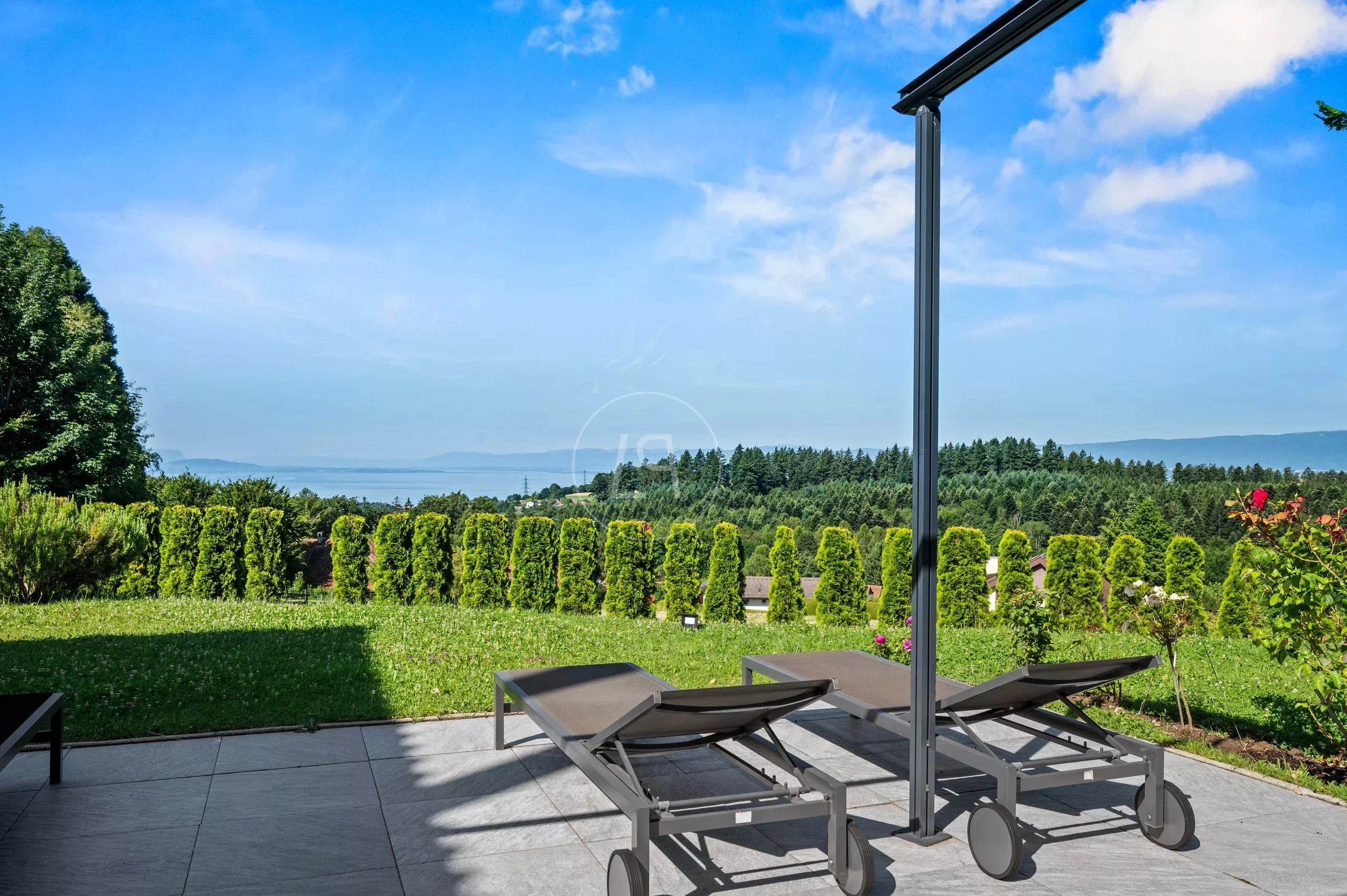 Terrasse mit Panoramablick auf See und Landschaft