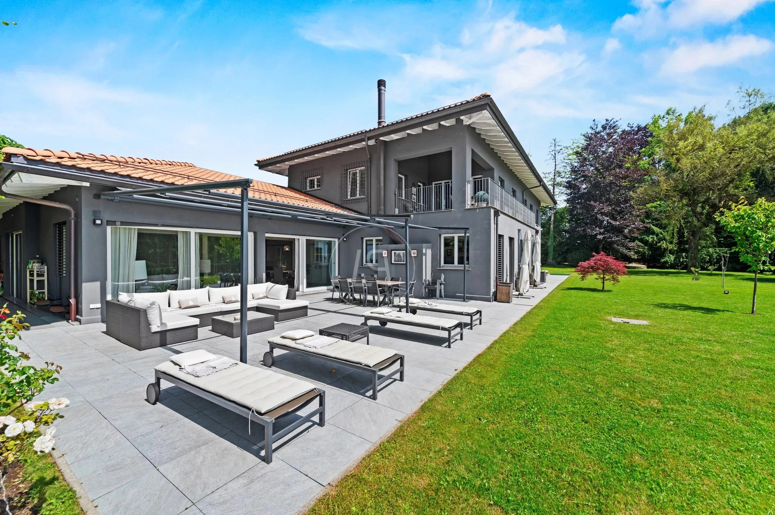 Moderne Villa mit großer Terrasse und Garten
