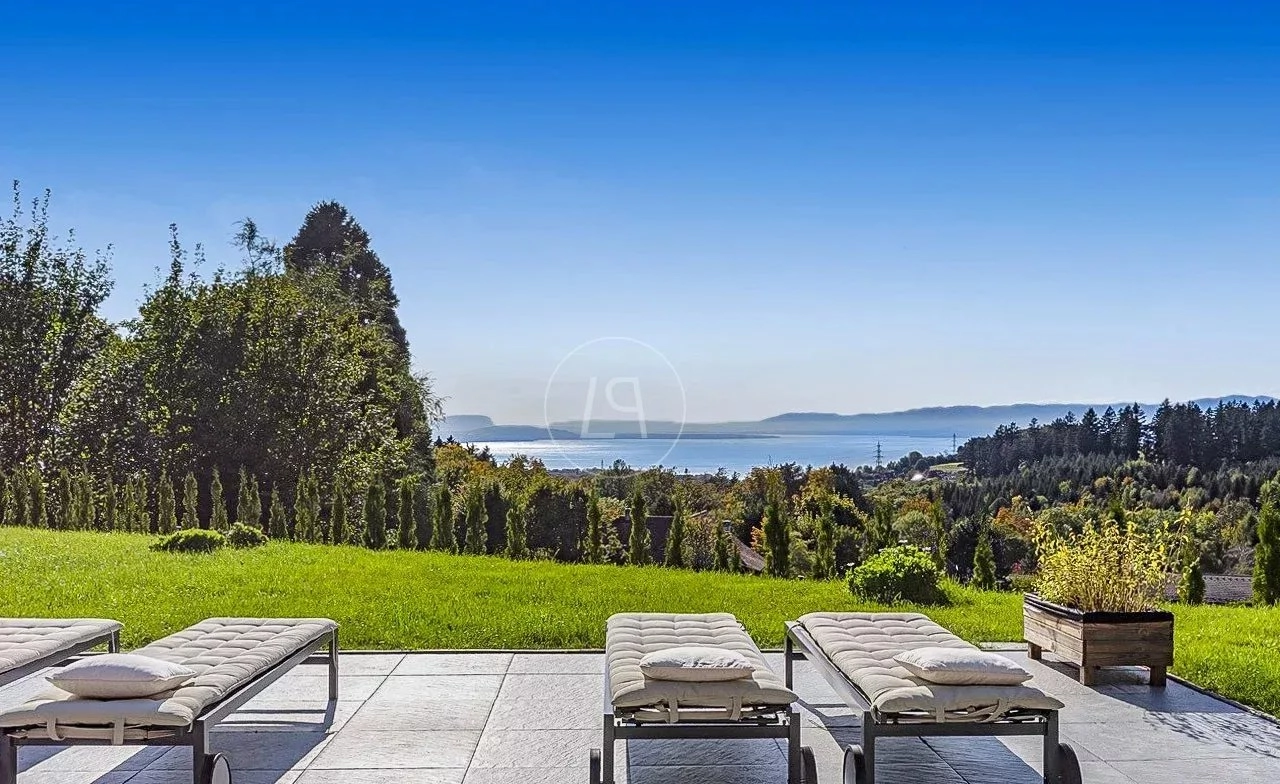 Seeblick-Terrasse mit Liegen