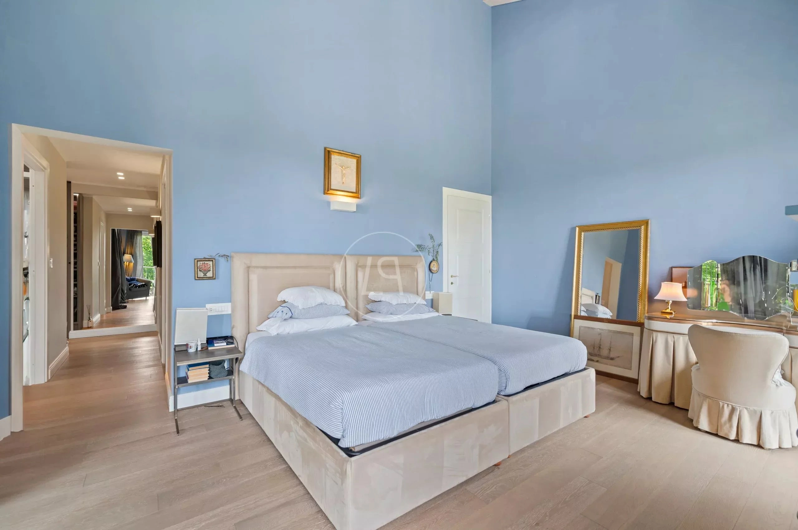 Helles Schlafzimmer mit hoher Decke
