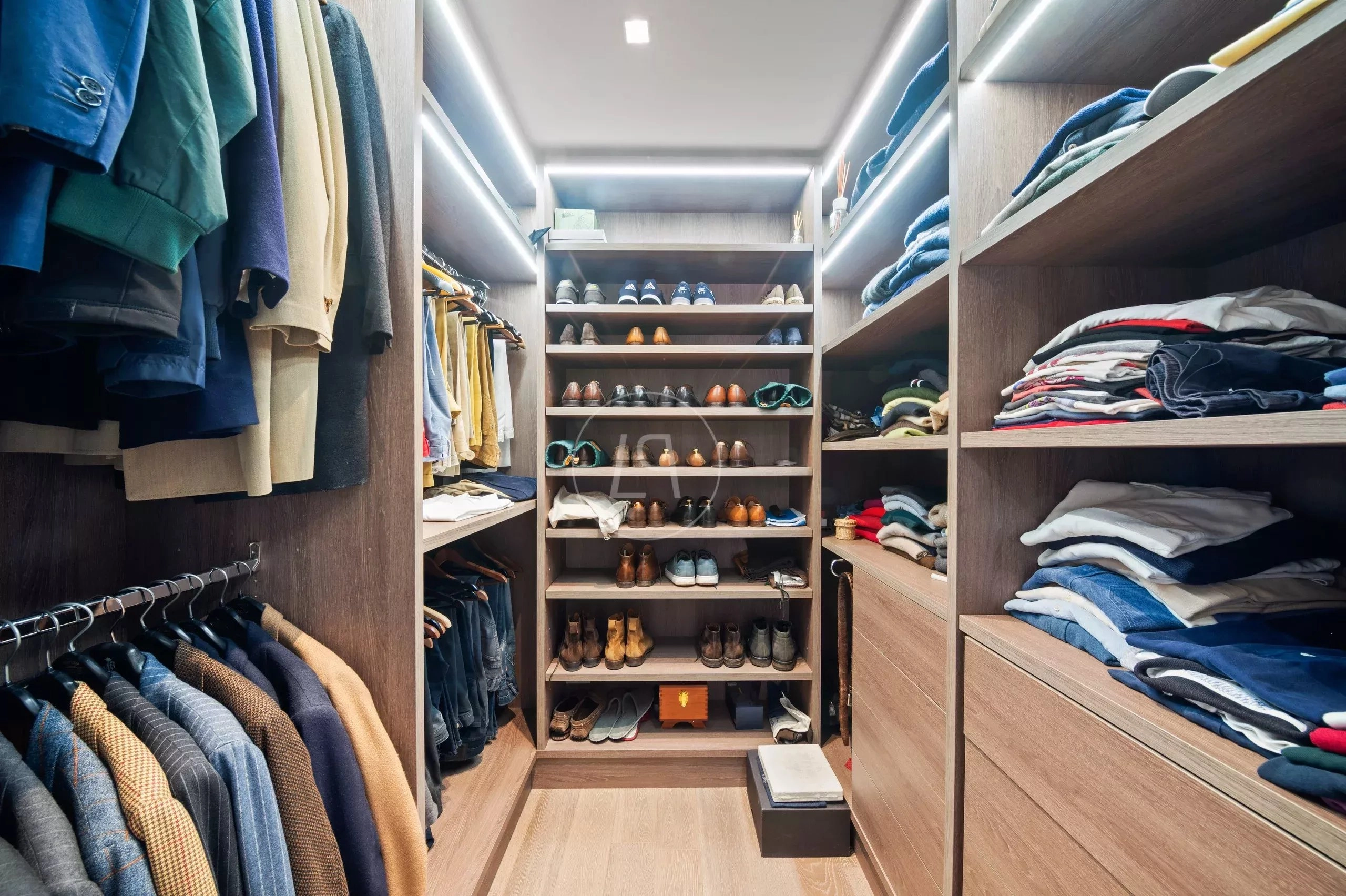 Begehbarer Kleiderschrank mit Beleuchtung