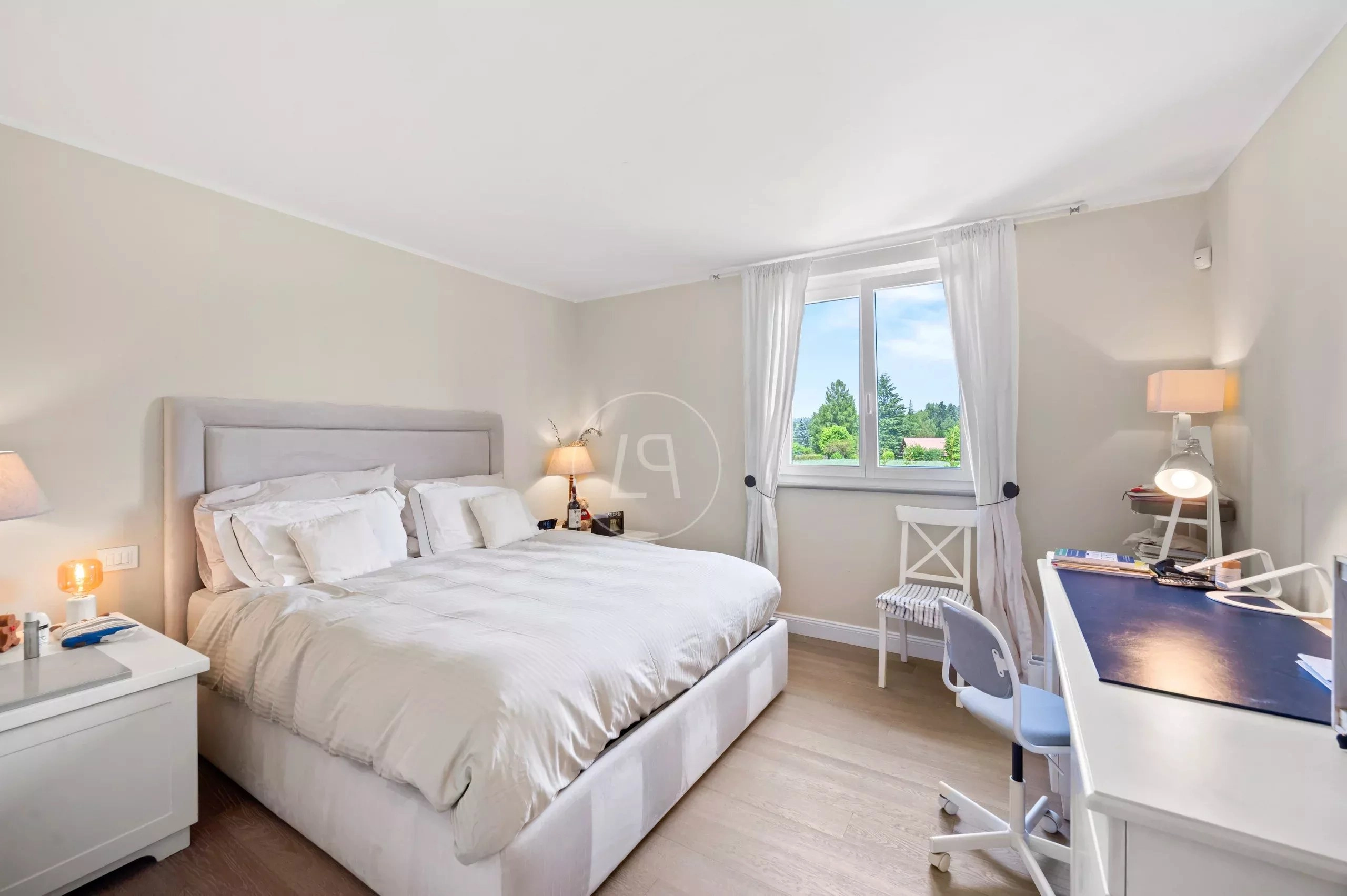 Helles Schlafzimmer mit Arbeitsbereich