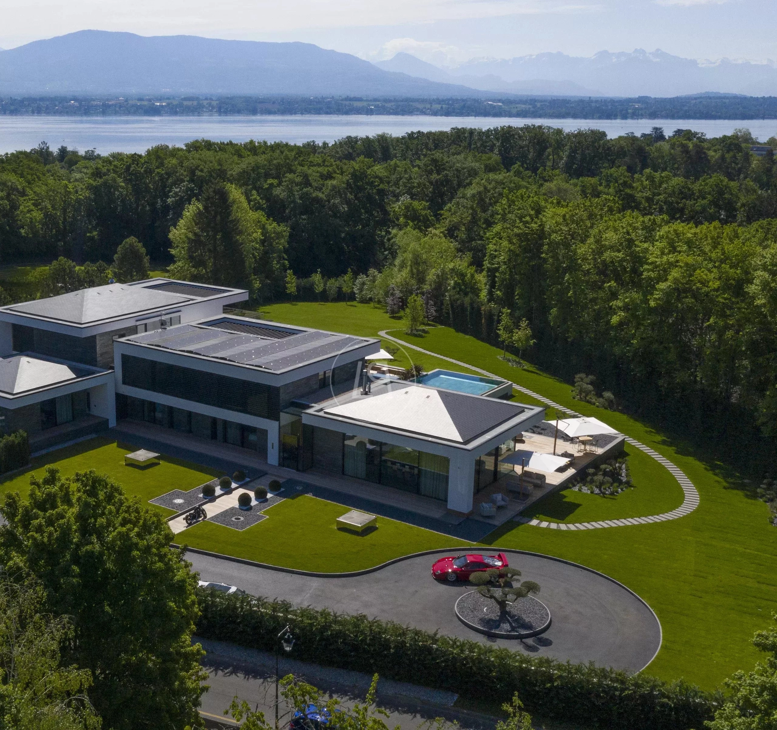 Luxuriöse moderne Villa mit Seeblick