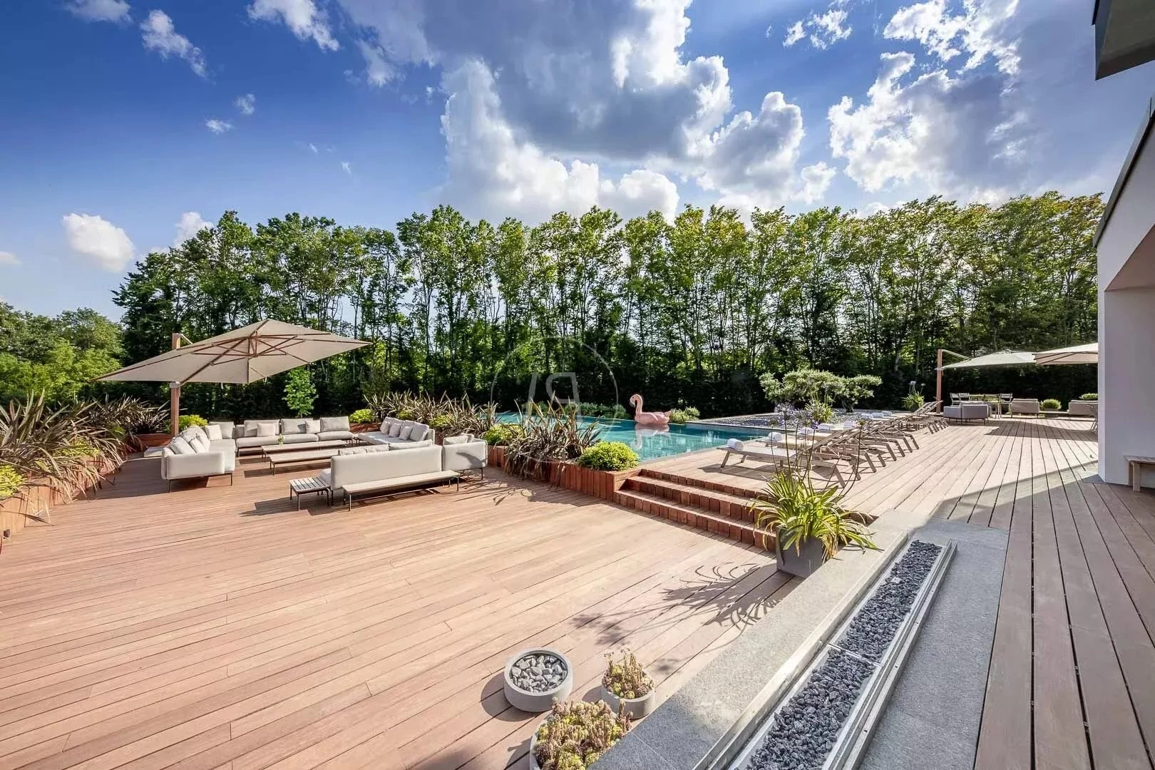 Großzügige Poolterrasse mit Lounge-Bereich