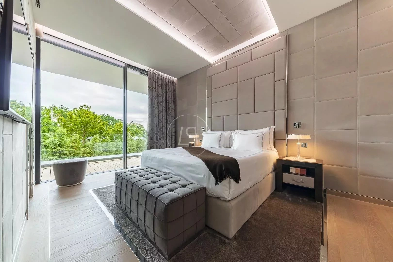 Modernes Schlafzimmer mit Balkonblick
