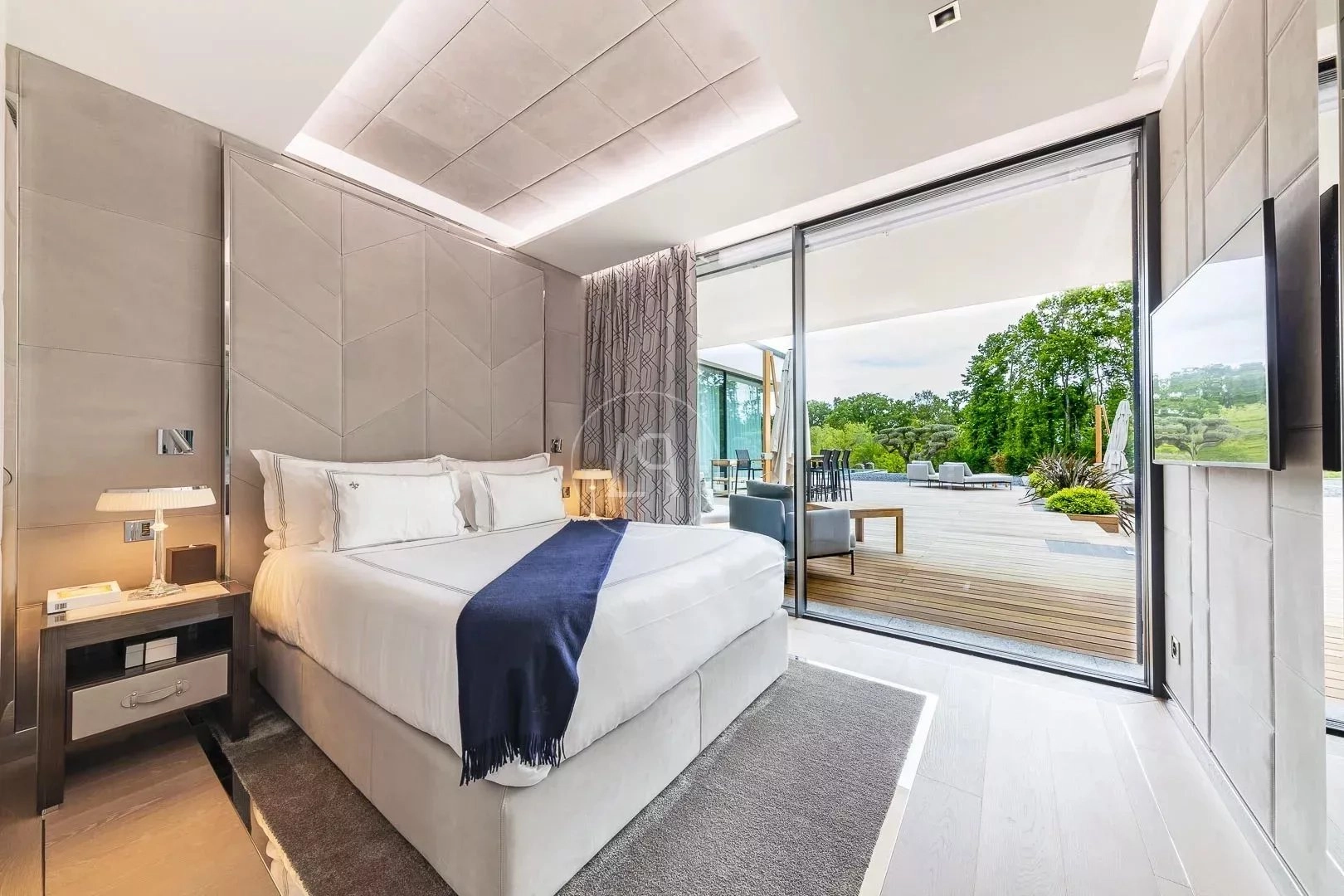 Modernes Schlafzimmer mit Terrasse