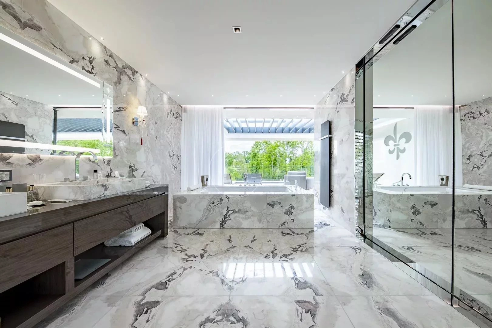 Luxuriöses Badezimmer mit Marmoroptik und Badewanne