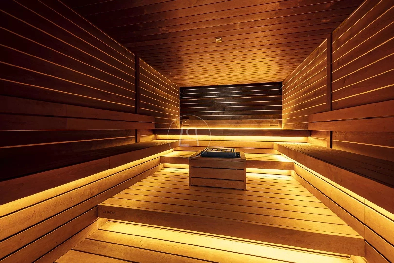 Sauna mit Holzvertäfelung und Warmlicht