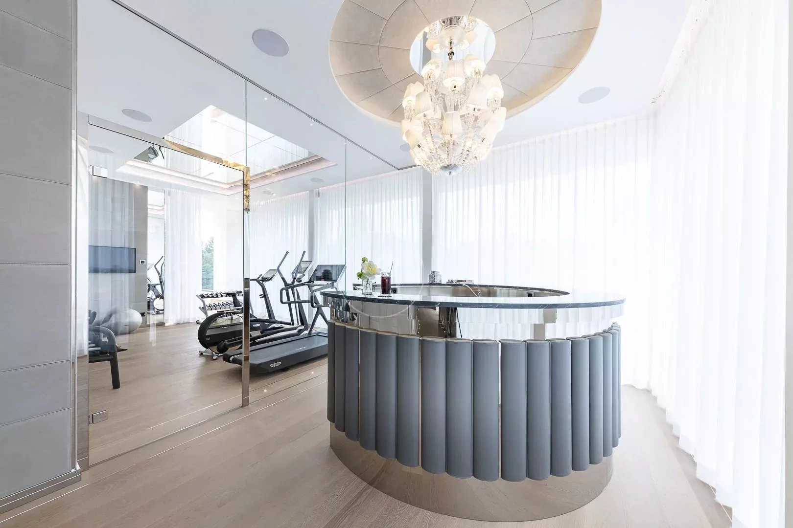 Luxuriöser Fitnessraum mit Bar