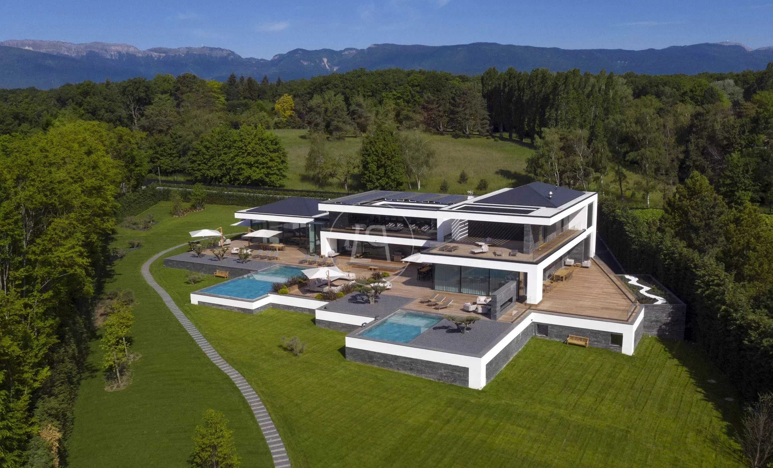 Luxuriöse moderne Villa mit Pool und Parkblick