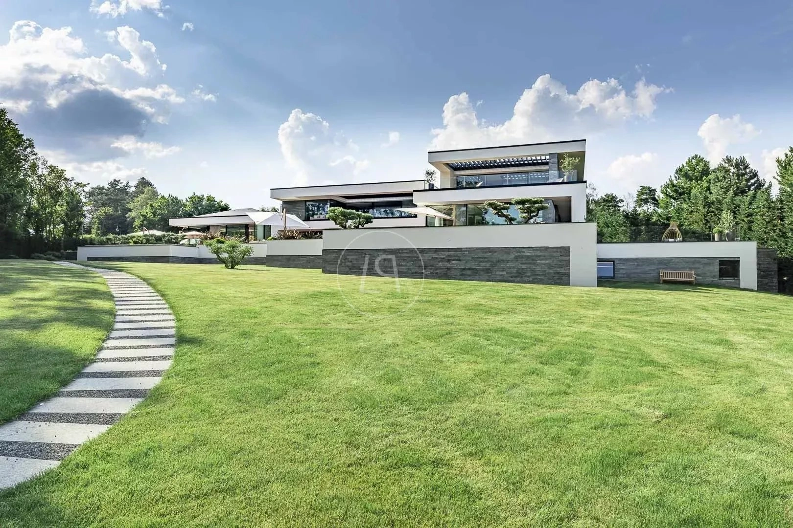 Moderne Villa mit großzügigem Garten