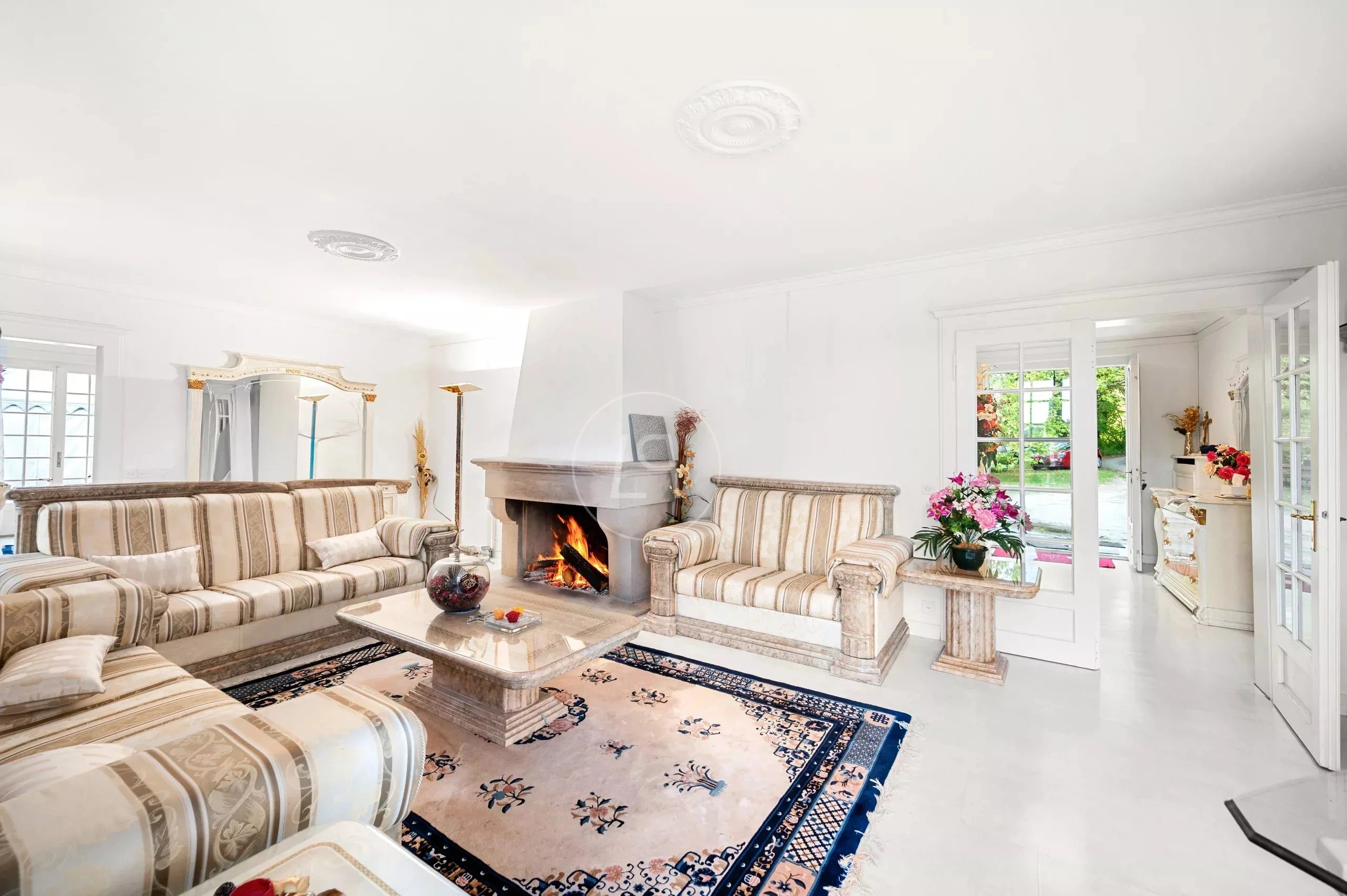 Elegantes Wohnzimmer mit Kamin