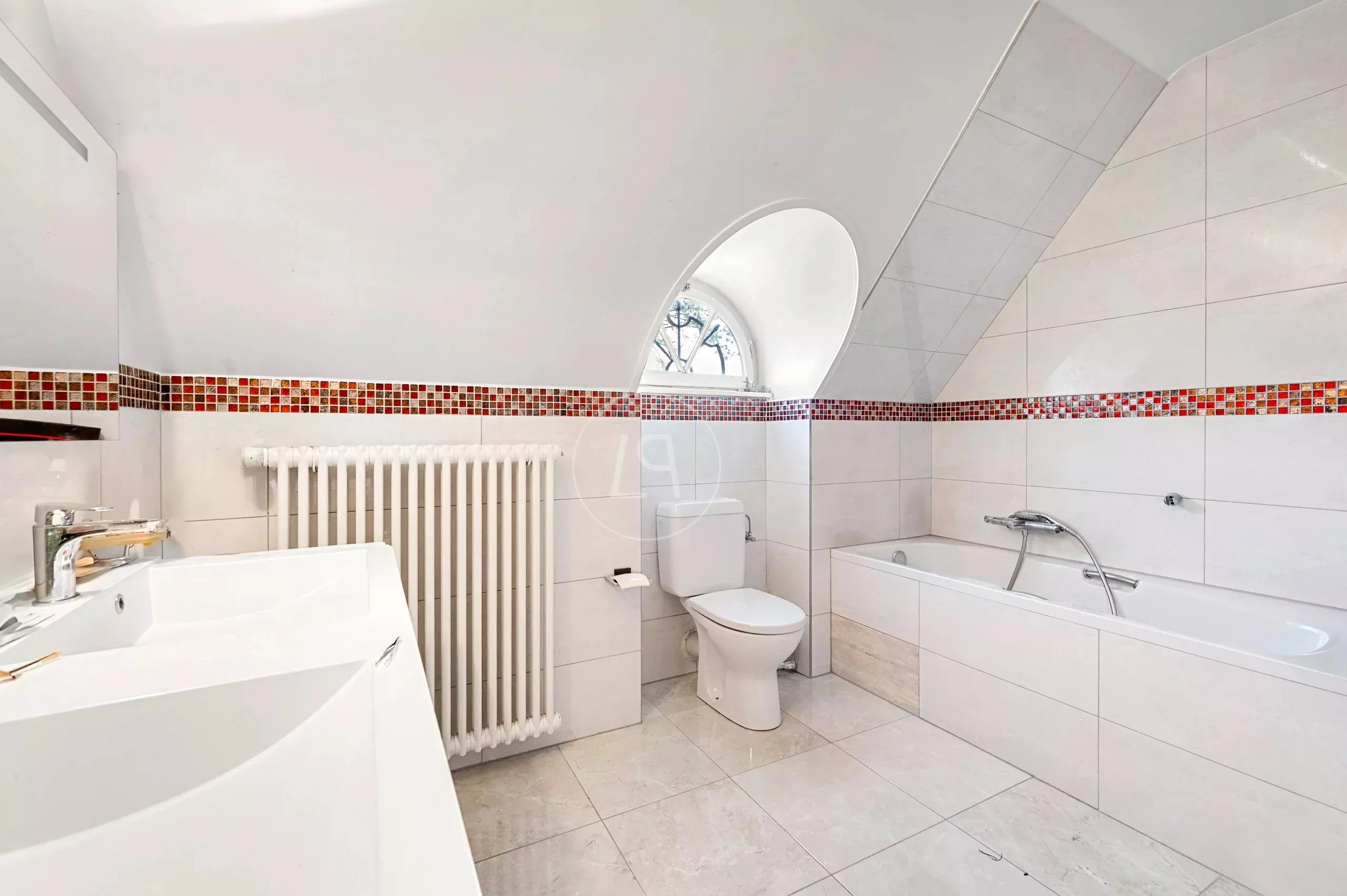 Helles Badezimmer mit Badewanne, WC und Dachfenster