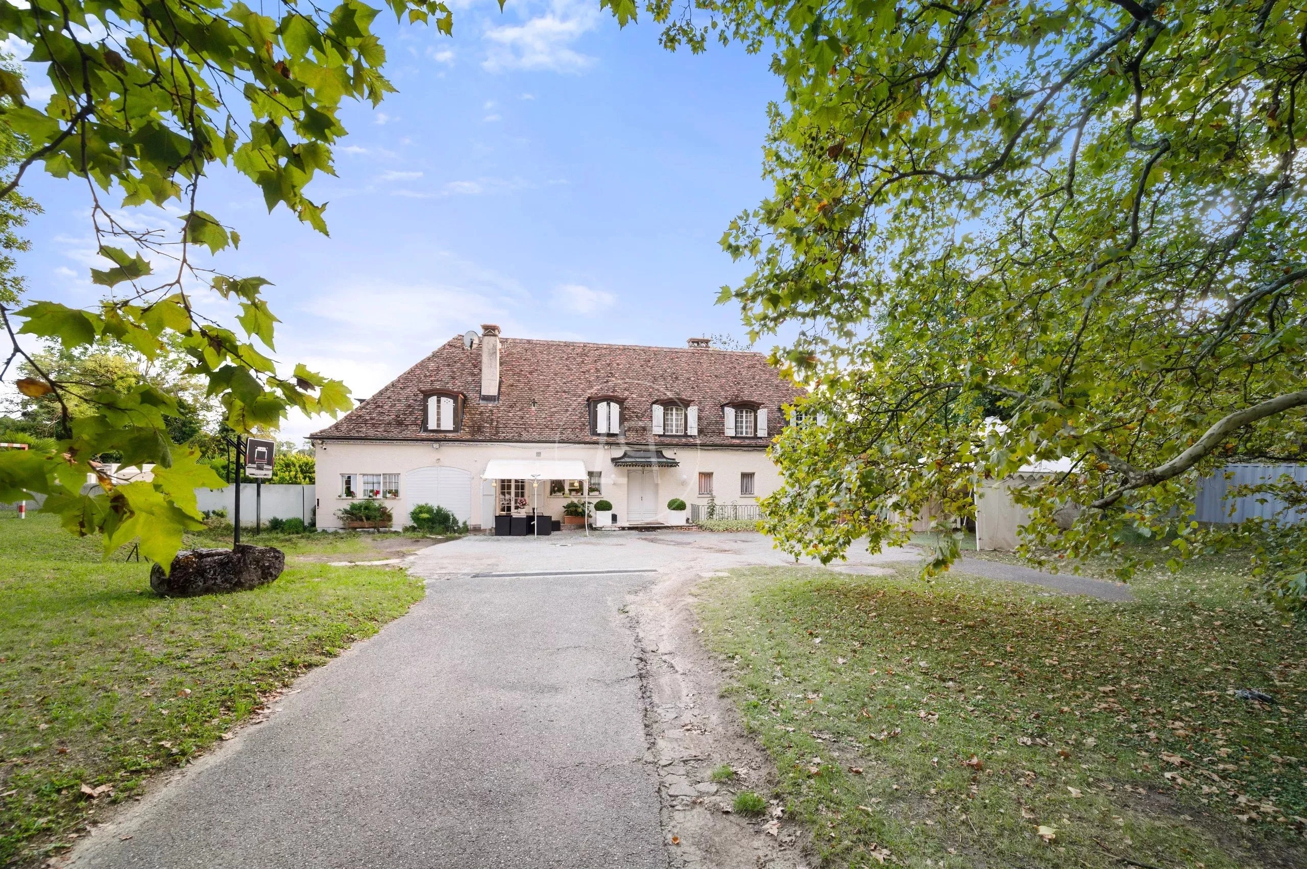 Landhaus mit großem Garten